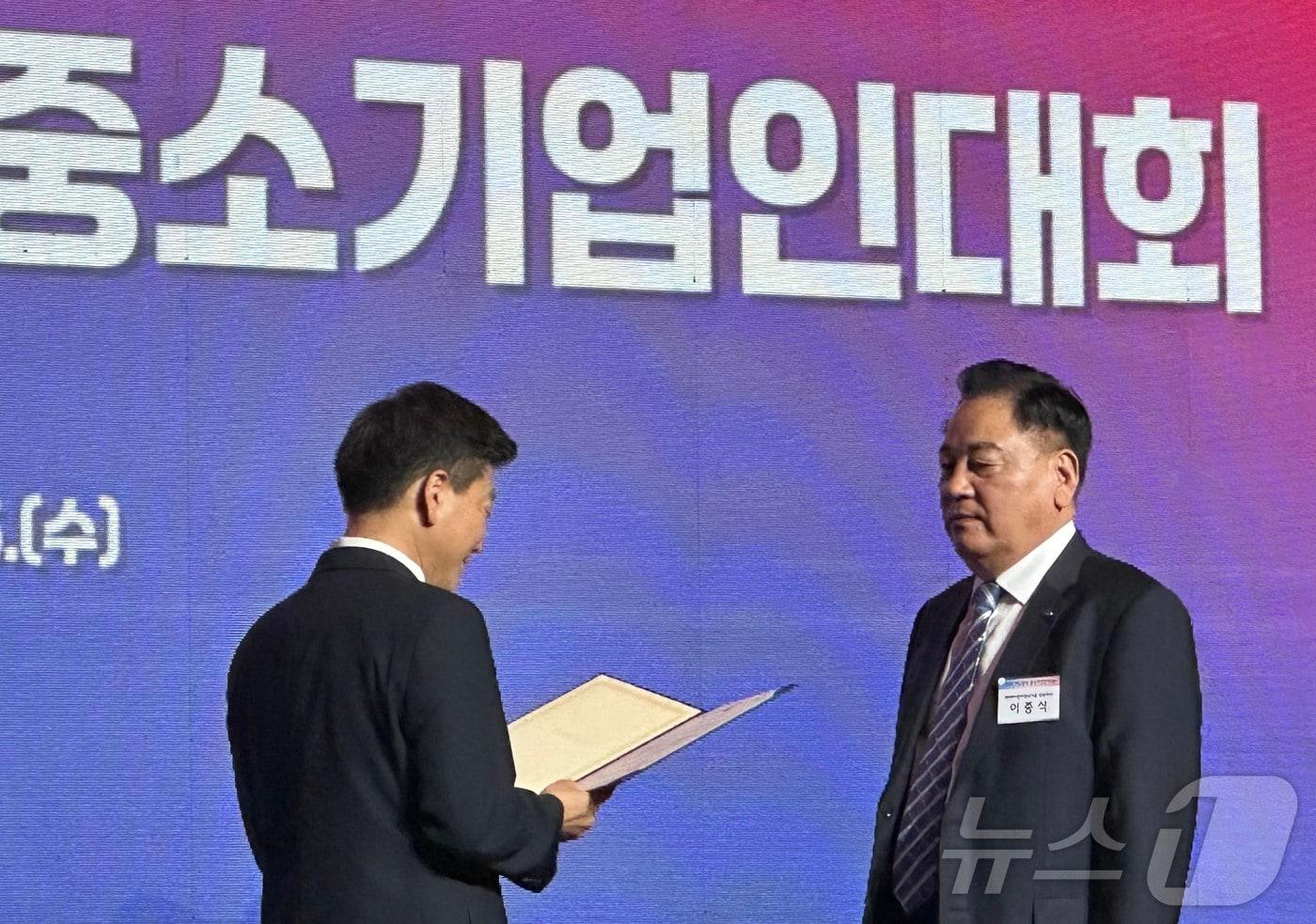 이종식 에이앤비정보기술 대표&#40;사진 오른쪽&#41;가 정보통신산업 발전에 기여한 공로로 5일 중소벤처기업부장관 표창을 받고 있다. ⓒ News1