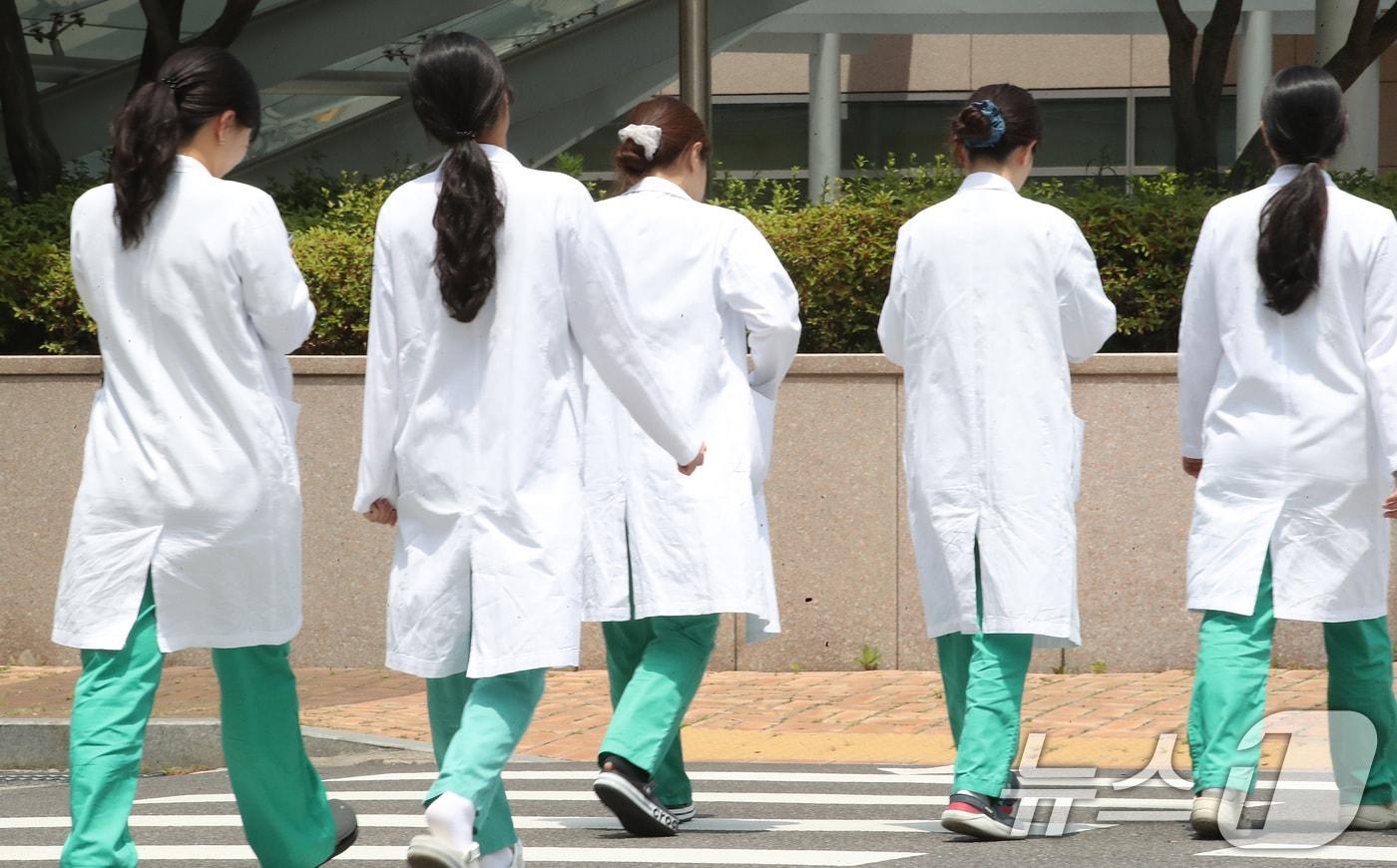 5일 서울의 한 대학병원에서 의료진이 이동하고 있다.  2024.6.5/뉴스1 ⓒ News1 임세영 기자