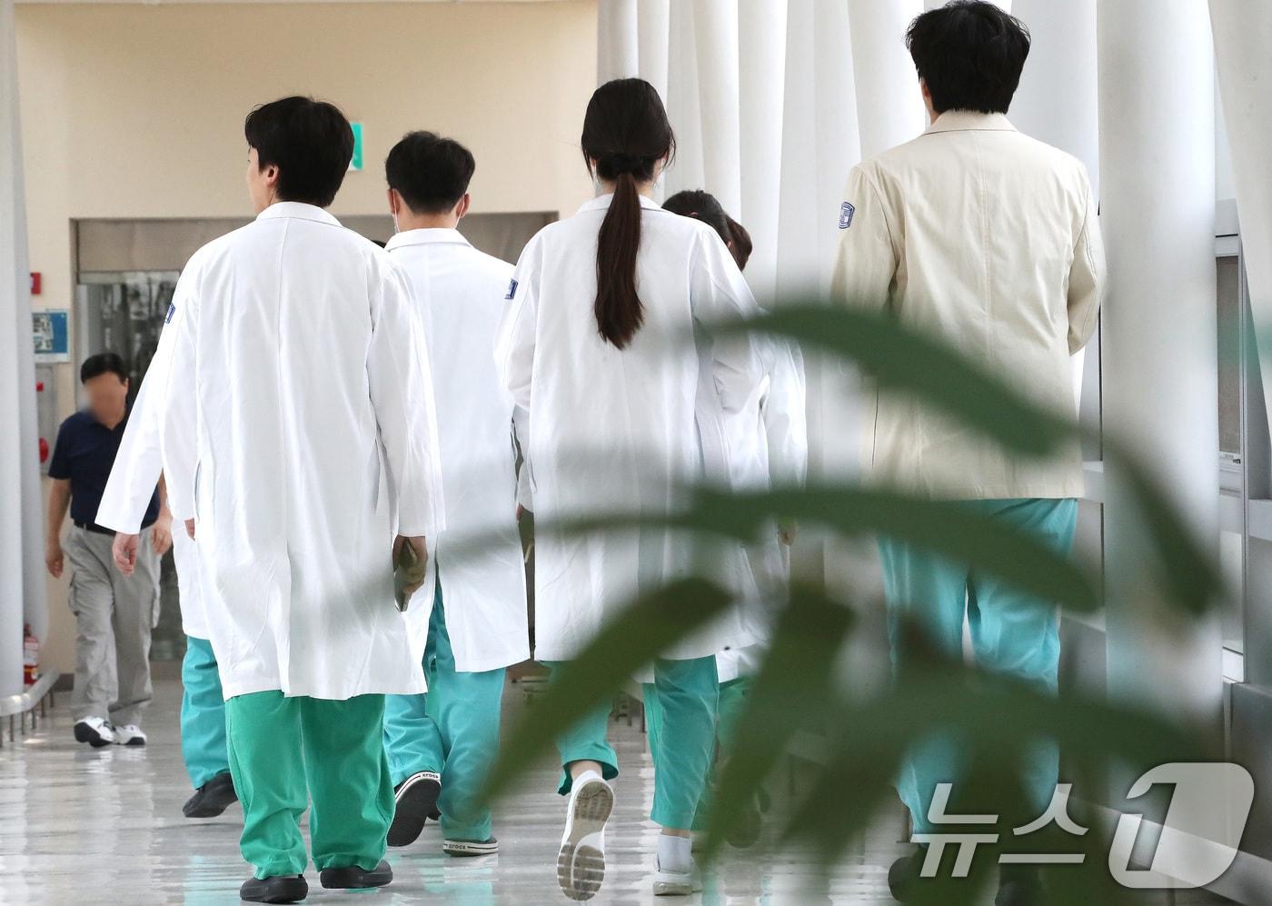 전공의 이탈이 100일을 넘긴 가운데 5일 서울의 한 대학병원에서 의료진이 이동하고 있다. 정부는 병원장에게 내린 사직서 수리금지 명령과 전공의에게 부과한 진료유지명령 그리고 업무개시명령을 철회하는 동시에 전공의가 복귀하면 행정처분 절차를 중단하겠다고 지난 4일 밝혔다. 2024.6.5/뉴스1 ⓒ News1 임세영 기자