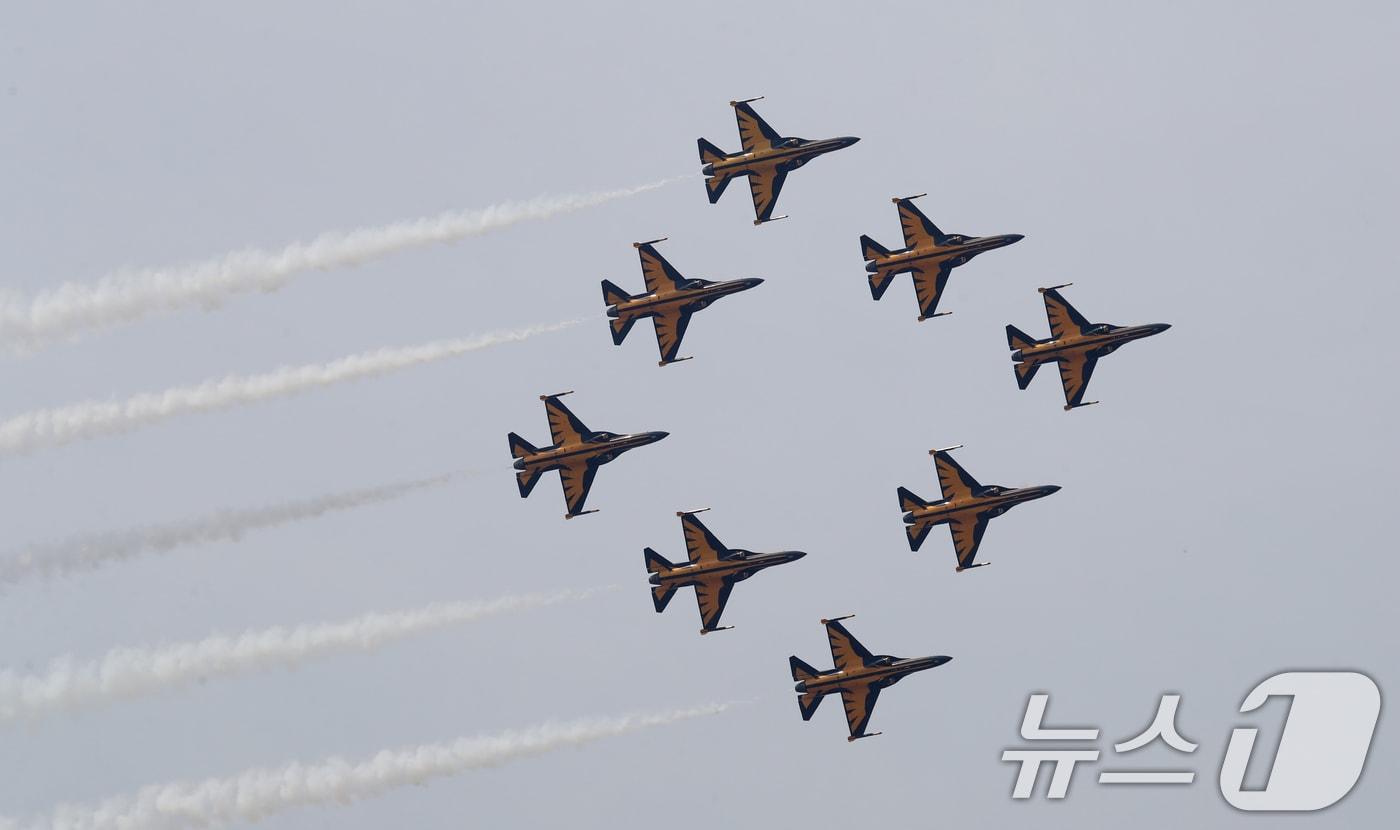 5일 오전 경기 수원시 공군 제10전투비행단에서 열린 &#39;F-4 팬텀 퇴역식 미디어데이&#39;에서 공군 특수비행팀 블랙이글스가 수원기지 상공에서 축하 비행하고 있다. 2024.6.5/뉴스1 ⓒ News1 김영운 기자