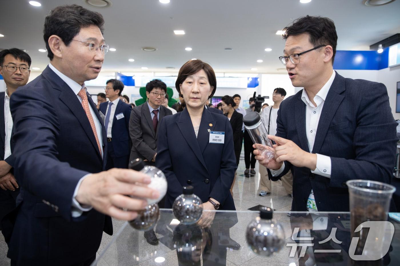 한화진 환경부 장관이 경기도 용인시 용인포은아트홀에서 열린 ‘제29회 환경의 날’ 기념식에서 기업의 친환경 노력을 소개하는 홍보부스를 관람하고 있다. &#40;환경부 제공&#41; 2024.6.5/뉴스1