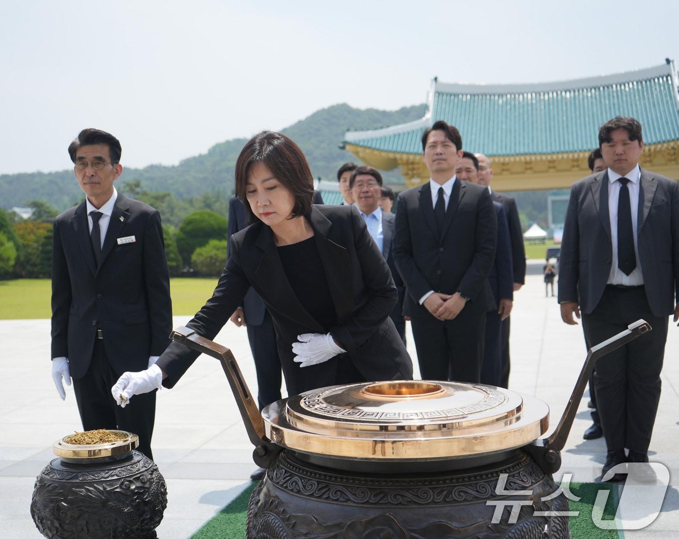 허은아 개혁신당 대표가 5일 국립대전현충원을 찾아 현충탑에 분향하고 있다. &#40;개혁신당 제공&#41; 2024.6.5/뉴스1