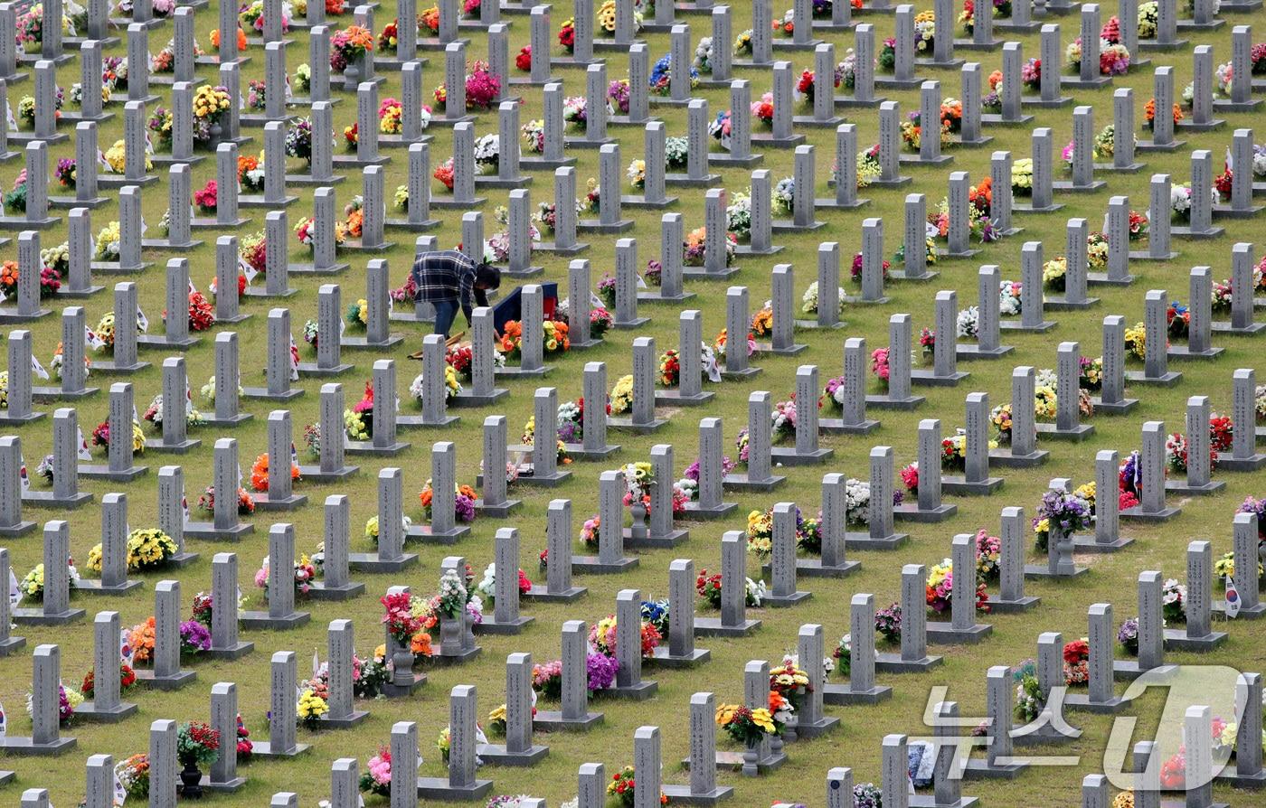 현충일을 하루 앞둔 5일 대전 유성구 국립대전현충원을 찾은 참배객이 참배하고 있다. 2024.6.5/뉴스1 ⓒ News1 김기태 기자