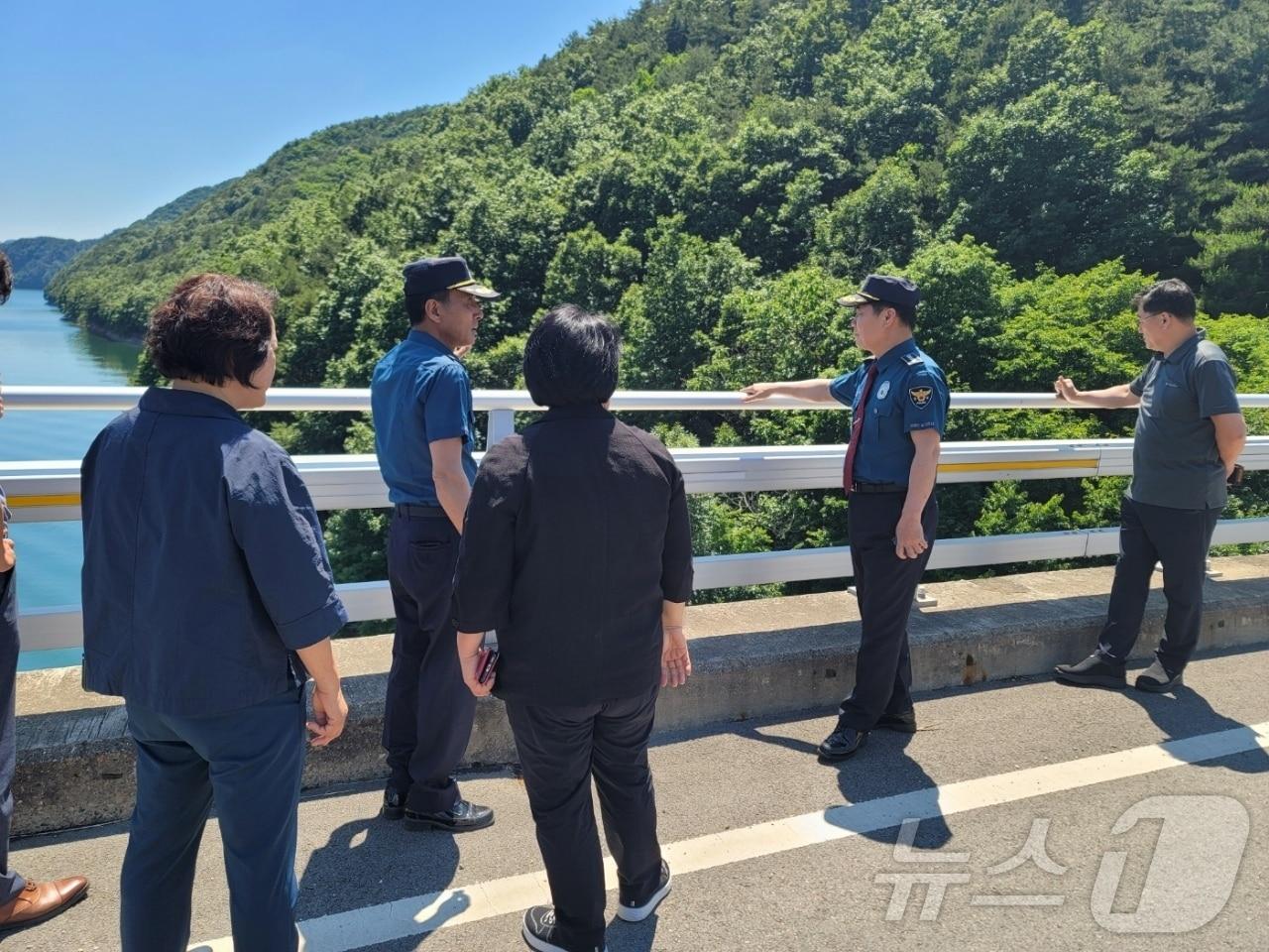 경찰과 관계기관 직원들이 보은 회남대교에서 현장 점검을 하고 있다. &#40;보은경찰서 제공&#41; /뉴스1