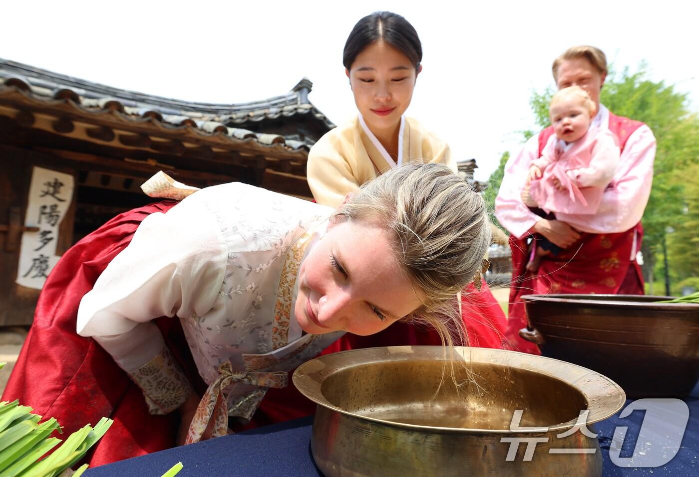 전통 명절 단오를 닷새 앞둔 5일 오후 서울 종로구 국립민속박물관 내 오촌댁에서 외국인 가족들이 창포물 머리감기를 체험하고 있다.  &#40;공동취재&#41; 2024.6.5/뉴스1 ⓒ News1 김진환 기자