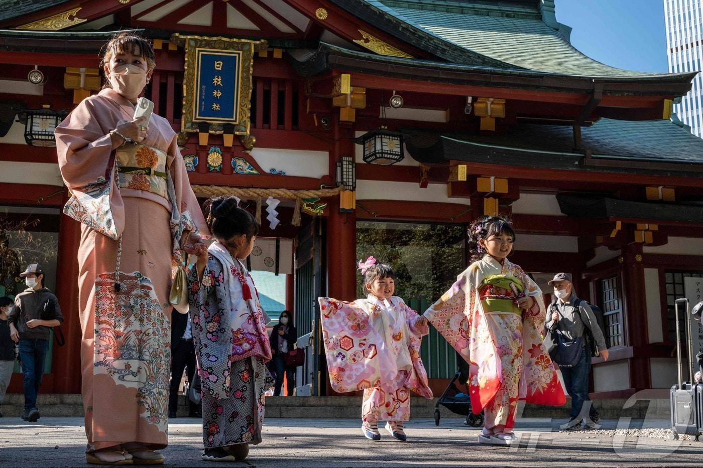 일본에서 아이들이 도쿄 미나토구 나가타초에 위치한 히에 신사에서 기모노를 입고 거리를 걷고 있다. 2023. 11.03. ⓒ AFP=뉴스1 ⓒ News1 정윤영 기자