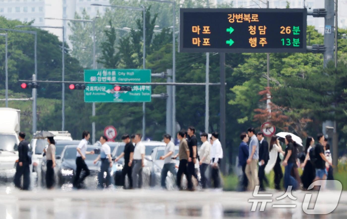 서울 지역의 낮 최고기온이 31도까지 올라 초여름 더위가 찾아온 5일 서울 영등포구 여의도 여의대로 일대 뜨겁게 달궈진 아스팔트 위로 아지랑이가 피어오르고 있다. 2024.6.5/뉴스1 ⓒ News1 민경석 기자