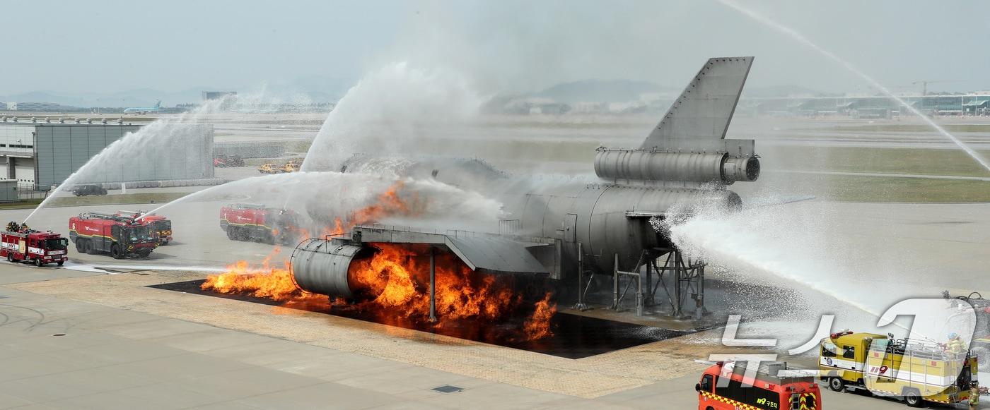 5일 오후 인천국제공항 제2활주로에서 열린 2024 READY korea 2차 훈련 중 사고가 발생한 것으로 가정한 항공기에 큰불이 발생하자 소방차가 집중 방수를 하고 있다. 이날 훈련은 항공기가 착륙을 시도하던 중 강풍으로 인해 활주로에서 이탈하며 셔틀버스에 추돌한 상황을 가정해 진행됐다. &#40;공동취재&#41; 2024.6.5/뉴스1 ⓒ News1 장수영 기자