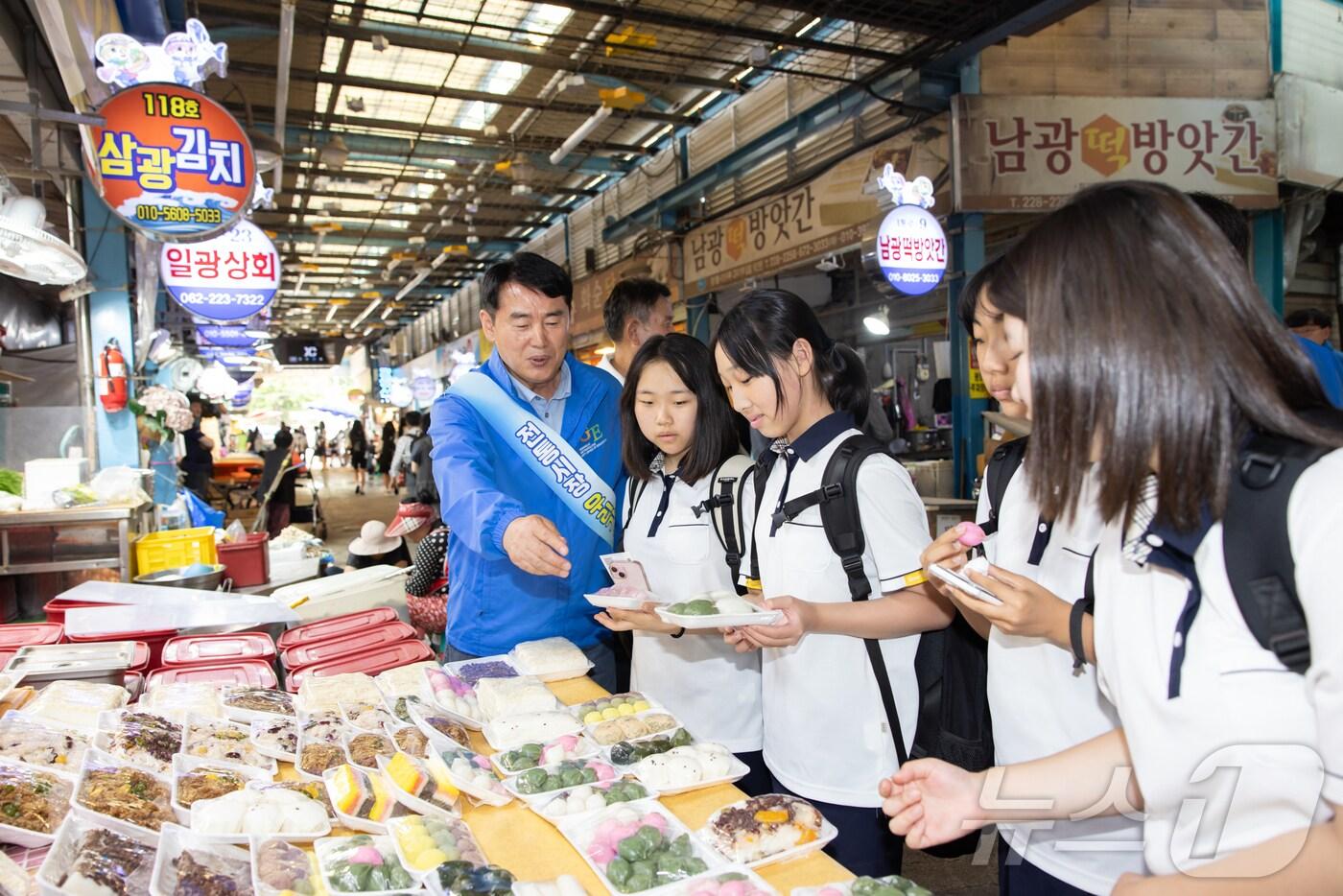 이정선 광주시교육감과 광주수피아여중 학생들이 5일 남광주시장에서 온누리상품권을 이용한 장보기 체험활동을 하고 있다.&#40;광주시교육청 제공&#41;2024.6.5./뉴스1