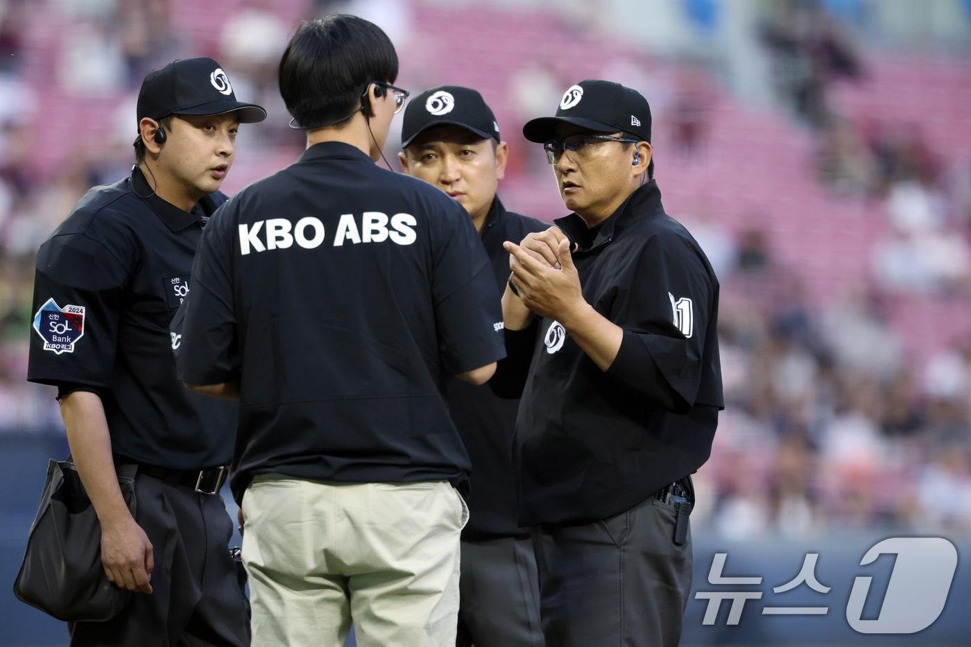 5일 오후 서울 송파구 잠실야구장에서 열린 &#39;2024 신한 SOL 뱅크 KBO리그&#39; LG 트윈스와 키움 히어로즈의 경기에서 심판들이 ABS 카메라 작동 불가에 대한 보고를 받고 있다. 2024.6.5/뉴스1 ⓒ News1 박정호 기자