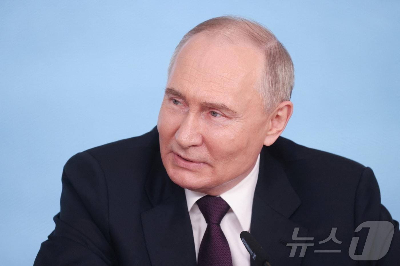 블라디미르 푸틴 대통령이 5일 상트페테르부르크에서 외신들과의 기자회견을 열고 질문에 답하고 있다. 2024.6.5 ⓒ 로이터=뉴스1 ⓒ News1 강민경 기자