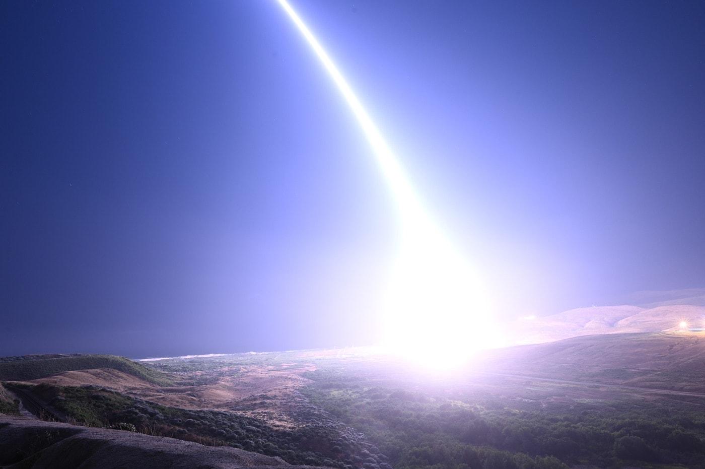 4일 미국 캘리포니아주 반덴버그 우주군기지에서 발사된 미니트맨3 미사일의 모습.&#40;미 공군 제공&#41;