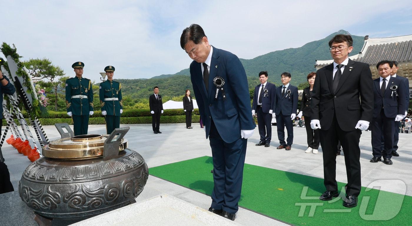 6일 전북자치도 임실군 임실호국원에서 열린 제69회 현충일 추념식에서 김관영 전북특별자치도지사를 비롯한 참석자들이 헌화 및 분향을 하고 있다.2024.6.6.&#40;전북자치도 제공&#41;/뉴스1 