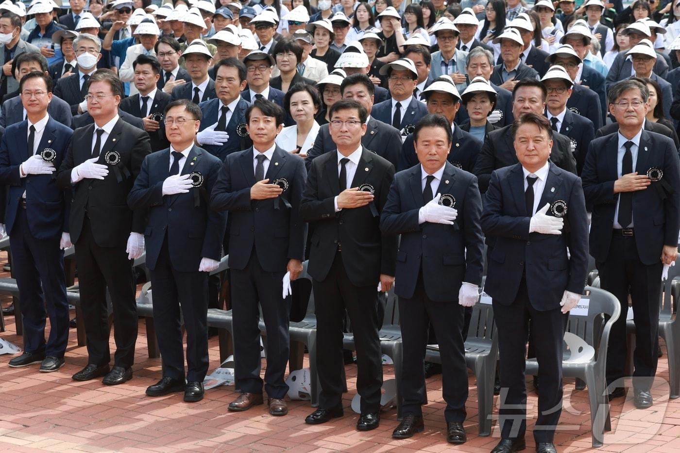 69회 현충일인 6일 충북 청주시 충혼탑 광장에서 추념식이 열리고 있다. &#40;충북도 제공&#41;