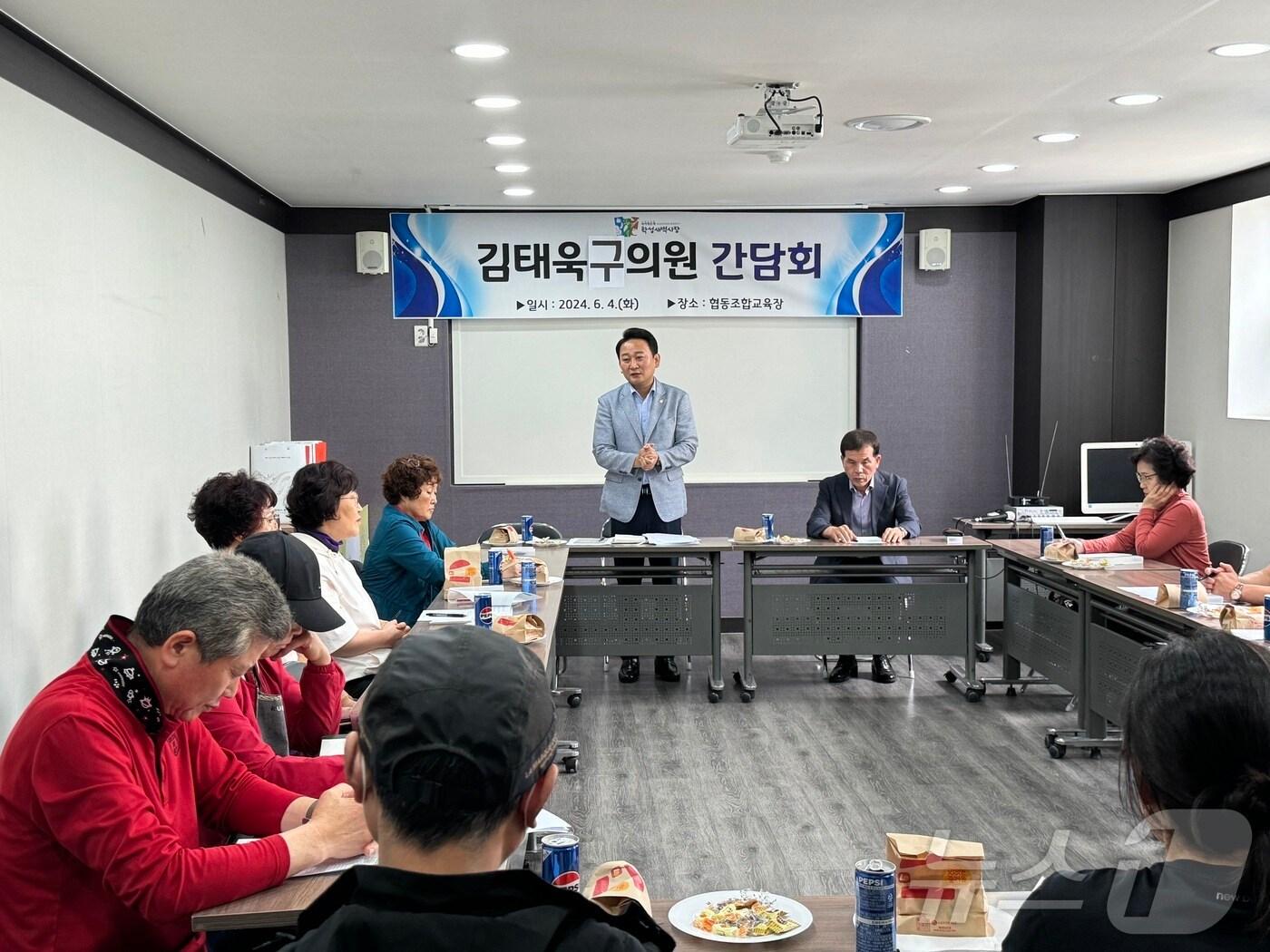 울산 중구의회&#40;의장 강혜순&#41; 김태욱 의원은 학성새벽시장 상인회와 전통시장 활성화를 위한 간담회를 가졌다고 6일 밝혔다 .&#40;울산중구의회제공&#41;