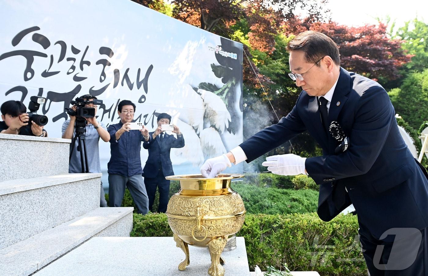 6일 유정복 인천시장이 인천시 미추홀구 수봉공원에서 호국영령에 대한 헌화를 하고 있다.&#40;인천시 제공&#41;2024.6.6/뉴스1