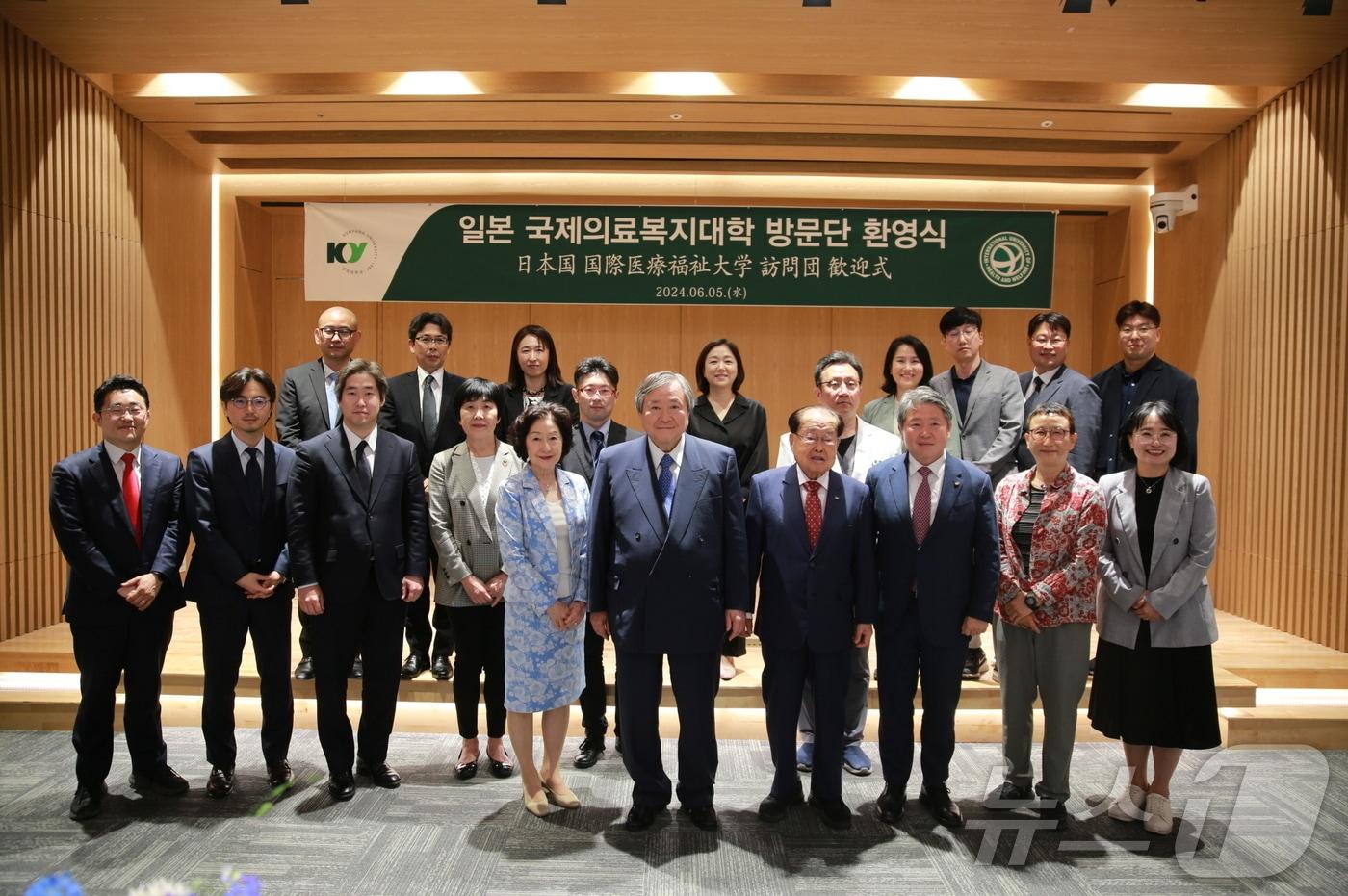 5일 일본 국제의료복지대한 이사장단이 건양대 메디컬캠퍼스 김희수박사 기념홀에서 기념촬영을 하고 있다. &#40;건양대 제공&#41; / 뉴스1