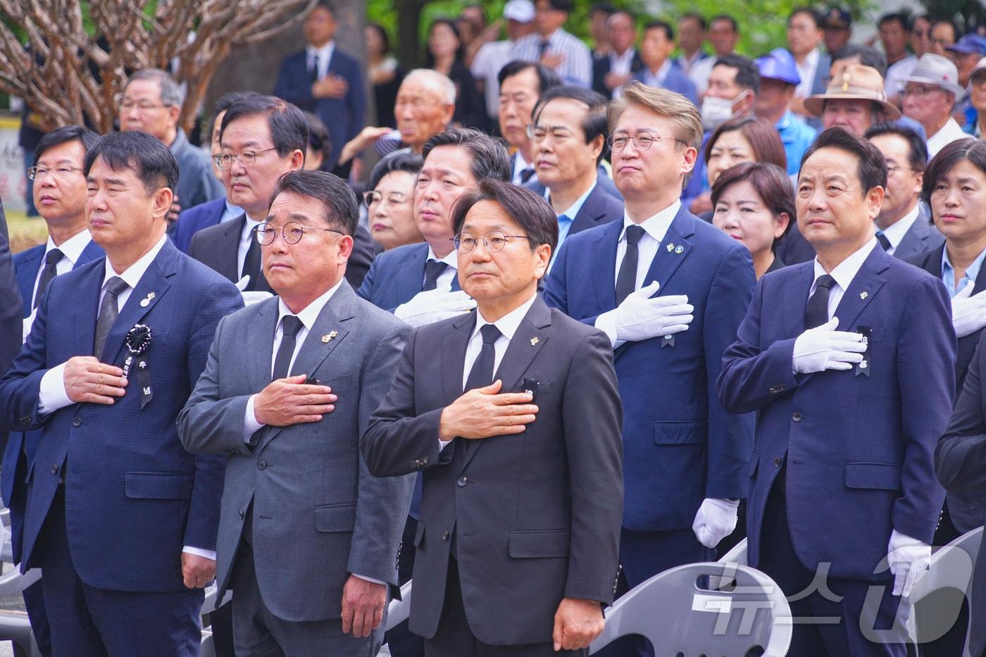 강기정 광주광역시장이 6일 오전 남구 광주공원 현충탑에서 열린 제69회 현충일 추념식에 참석해 국민의례를 하고 있다.&#40;광주시 제공&#41;2024.6.6/뉴스1