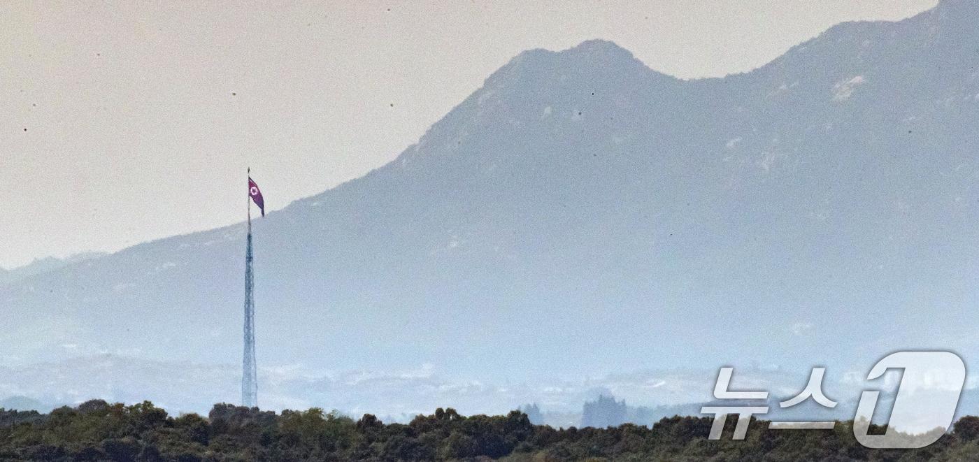 파주 접경지역에서 바라본 비무장지대&#40;DMZ&#41; 북한 기정동 마을에 인공기가 휘날리고 있다. 2024.6.6/뉴스1 ⓒ News1 이승배 기자