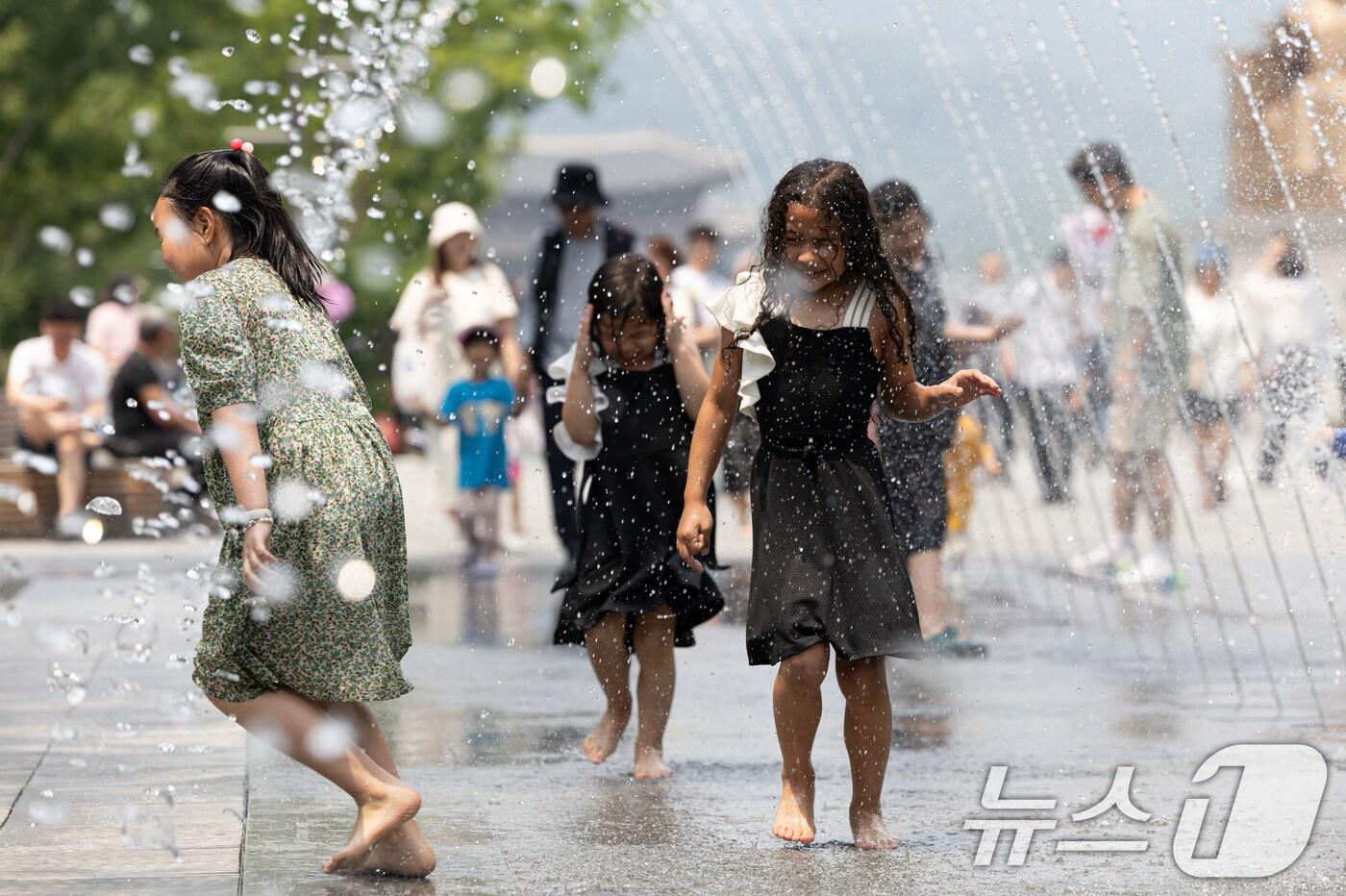 초여름 날씨를 보인 지난 6일 오전 서울 종로구 광화문광장 분수대를 찾은 어린이들이 더위를 식히고 있다. /뉴스1 ⓒ News1 이재명 기자