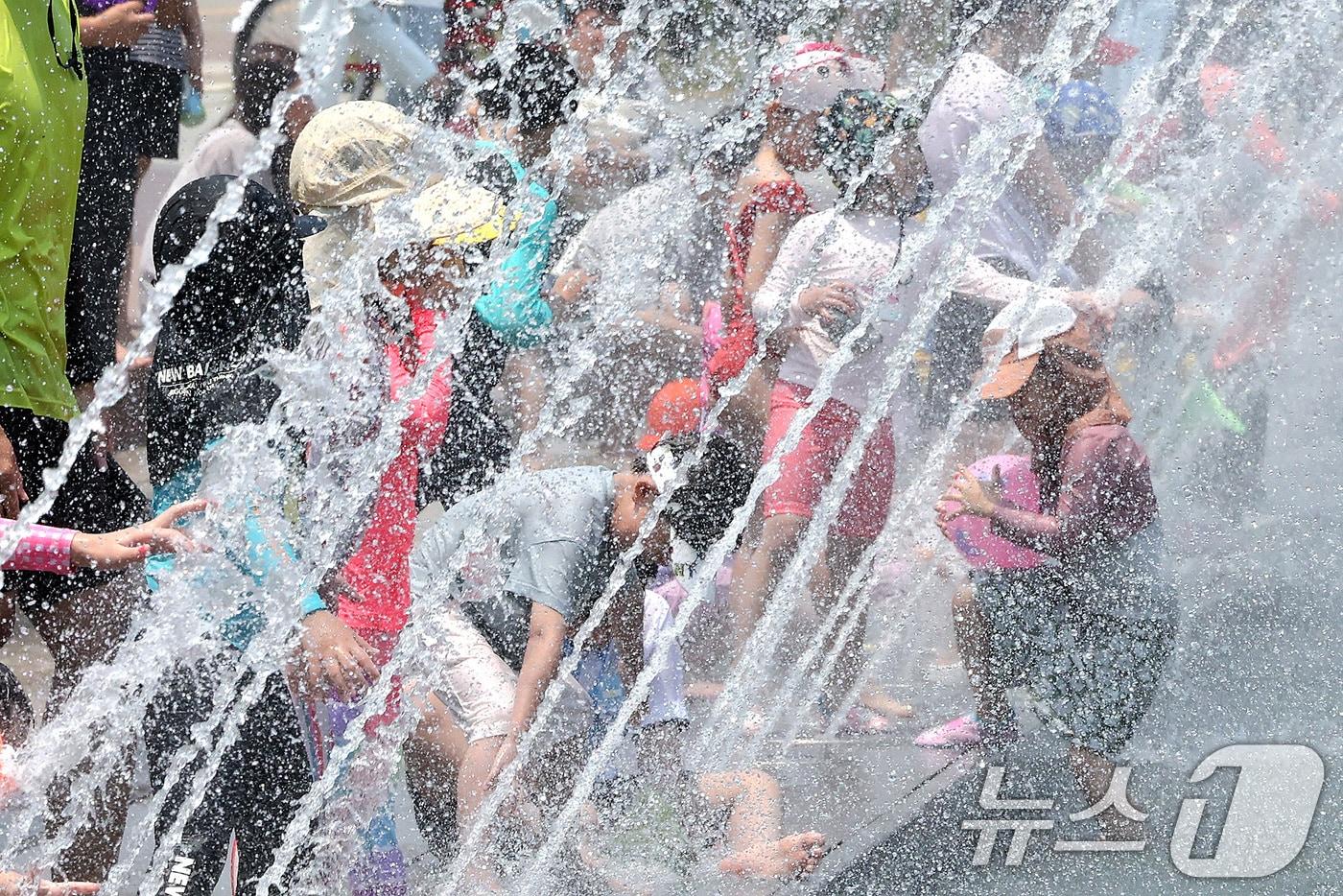 현충일인 6일 불볕더위가 이어지고 있는 가운데 서울 여의도 한강공원 물빛광장에서 어린이들이 물놀이로 더위를 식히고 있다. 2024.6.6/뉴스1 ⓒ News1 이동해 기자