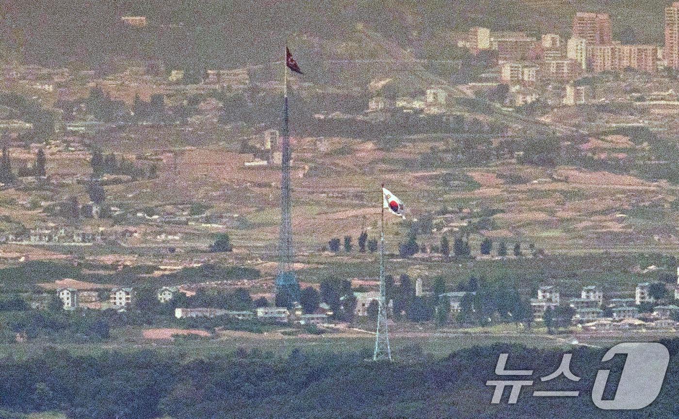 파주 접경지역에서 바라본 비무장지대&#40;DMZ&#41; 북한 기정동 마을의 인공기와 남한 대성동 마을의 태극기가 나란히 펄럭이고 있다. 2024.6.6/뉴스1 ⓒ News1 이승배 기자