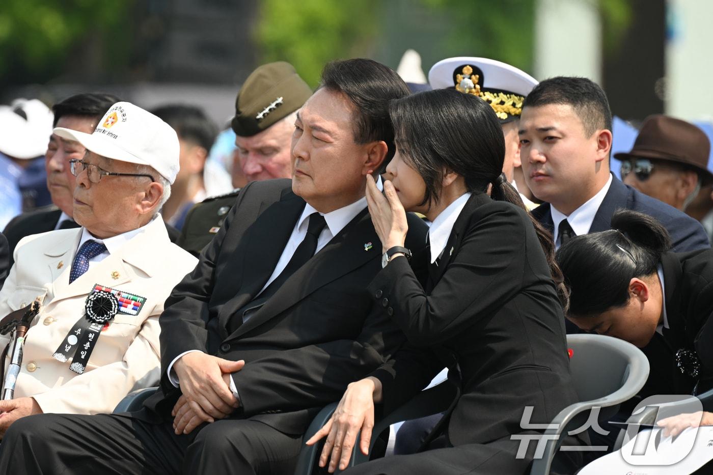 윤석열 대통령과 김건희 여사가 서울 동작구 국립서울현충원에서 열린 제69회 현충일 추념식에서 대화를 하고 있다. &#40;대통령실 제공&#41; 2024.6.6/뉴스1 ⓒ News1 송원영 기자