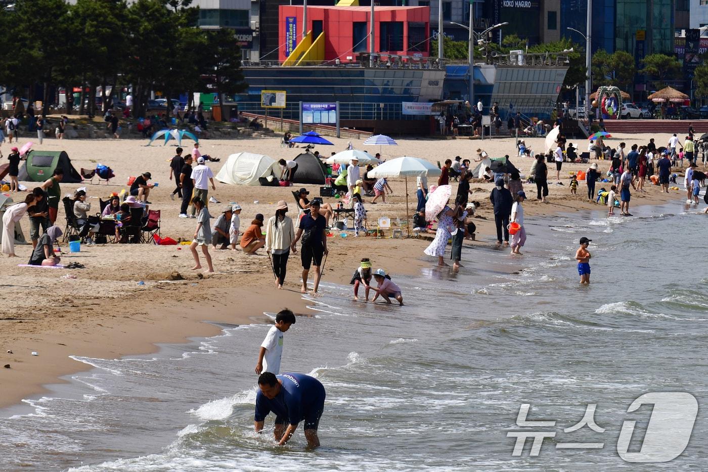 현충일인 6일 오후 경북 포항시 북구 영일대해수욕장에서 시민들과 관광객들이 휴일을 보내고 있다. 2024.6.6/뉴스1 ⓒ News1 최창호 기자