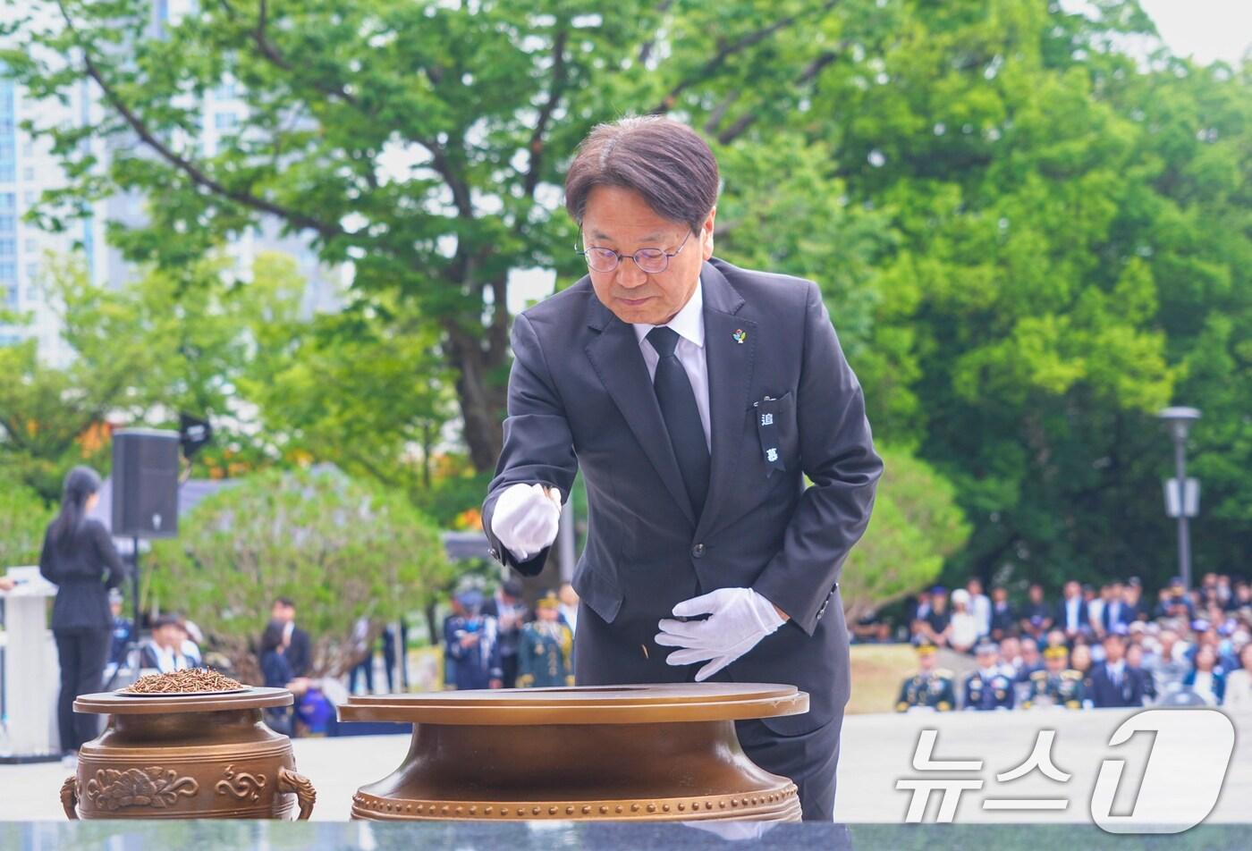 강기정 광주시장이 6일 남구 광주공원 현충탑에서 열린 &#39;제69회 현충일 추념식&#39;에 참석해 헌화 분향을 하고 있다.&#40;광주시 제공&#41;2024.6.6/뉴스1 