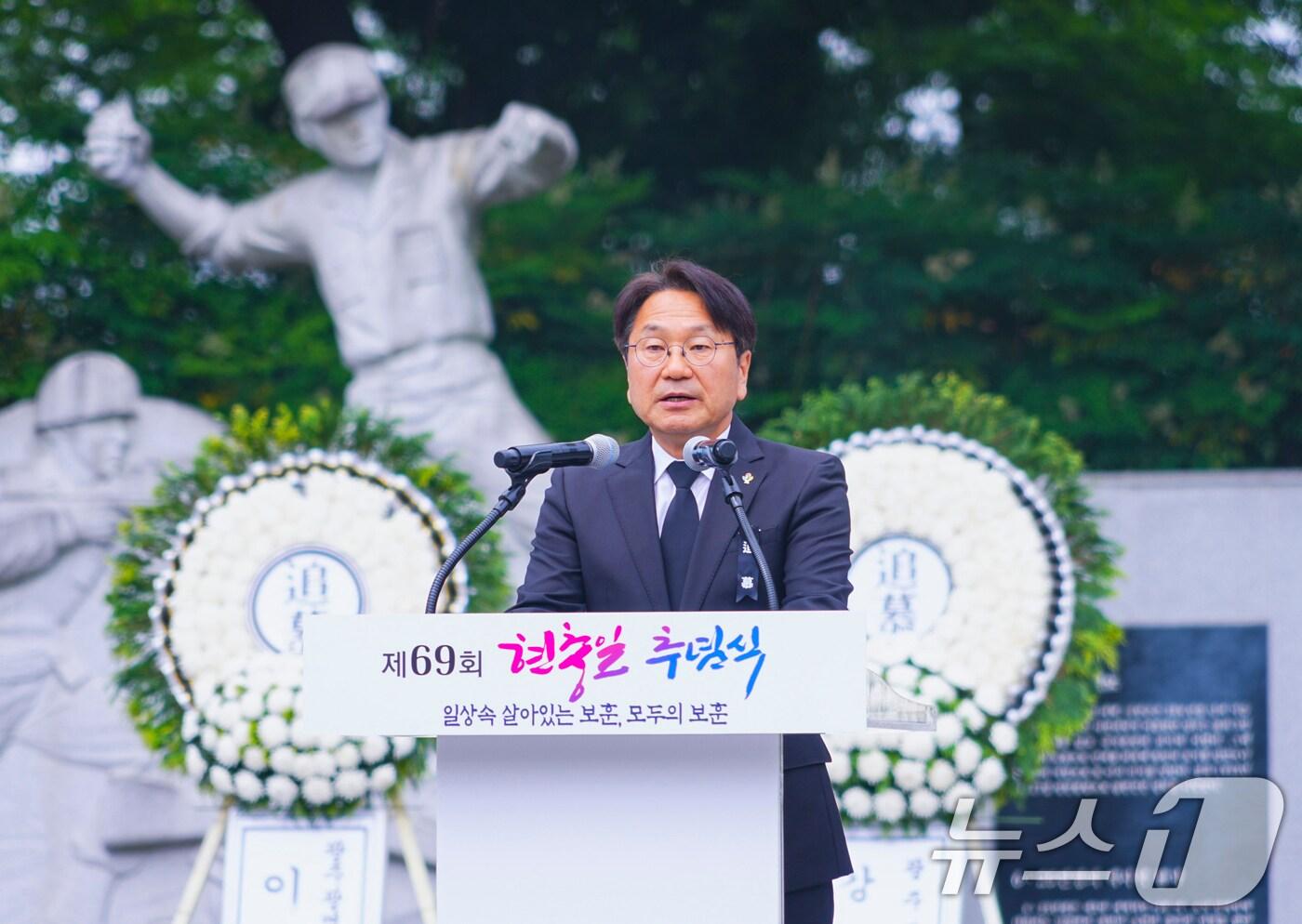 강기정 광주시장이 6일 남구 광주공원 현충탑에서 열린 &#39;제69회 현충일 추념식&#39;에 참석해 추념사를 하고 있다.&#40;광주시 제공&#41;2024.6.6/뉴스1 