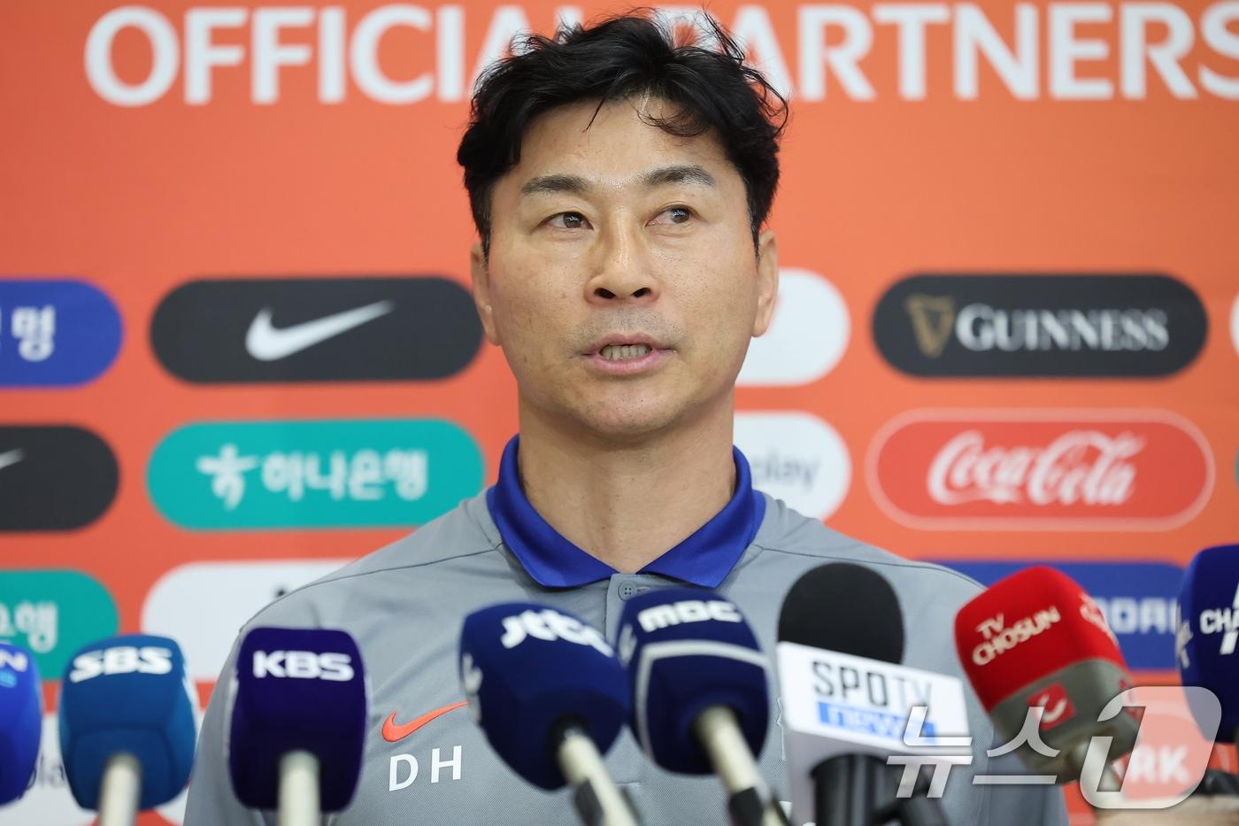 김도훈 대한민국 축구 국가대표팀 임시감독이 7일 오전 인천국제공항 제2터미널을 통해 귀국하며 취재진 질문에 답하고 있다. 대표팀은 지난 6일&#40;한국시간&#41; 싱가포르 내셔널 스타디움에서 열린 싱가포르와의 2026 북중미 월드컵 아시아 2차 예선 C조 5차전에서 7-0 승리를 거뒀다. 2024.6.7/뉴스1 ⓒ News1 김도우 기자