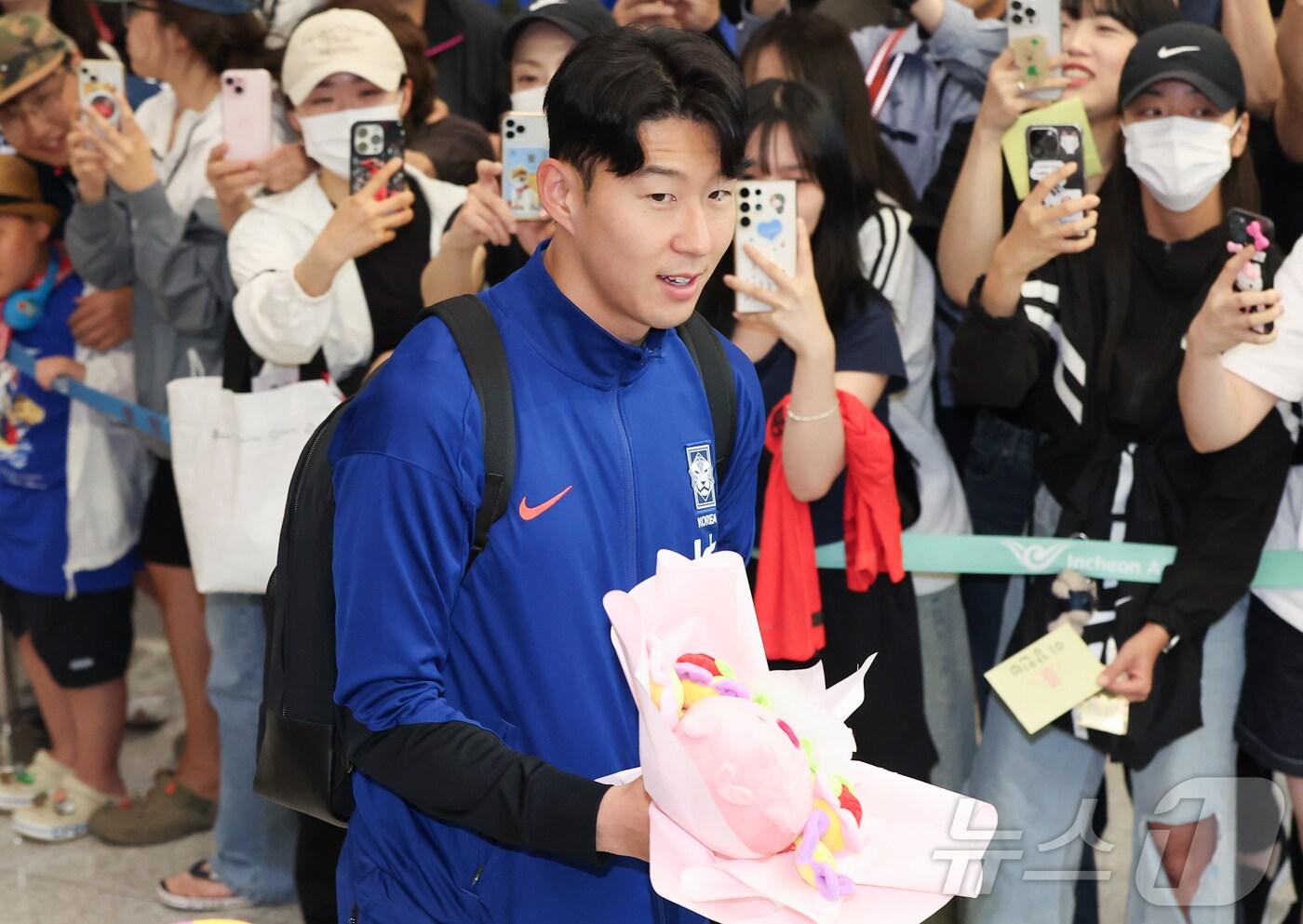 대한민국 축구 국가대표팀 손흥민이 7일 오전 인천국제공항 제2터미널을 통해 귀국하고 있다. 대표팀은 지난 6일&#40;한국시간&#41; 싱가포르 내셔널 스타디움에서 열린 싱가포르와의 2026 북중미 월드컵 아시아 2차 예선 C조 5차전에서 7-0 승리를 거뒀다. 2024.6.7/뉴스1 ⓒ News1 김도우 기자