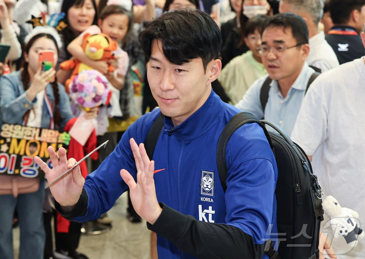 대한민국 축구 국가대표팀 손흥민이 7일 오전 인천국제공항 제2터미널을 통해 귀국하며 인사하고 있다. 2024.6.7/뉴스1 ⓒ News1 김도우 기자