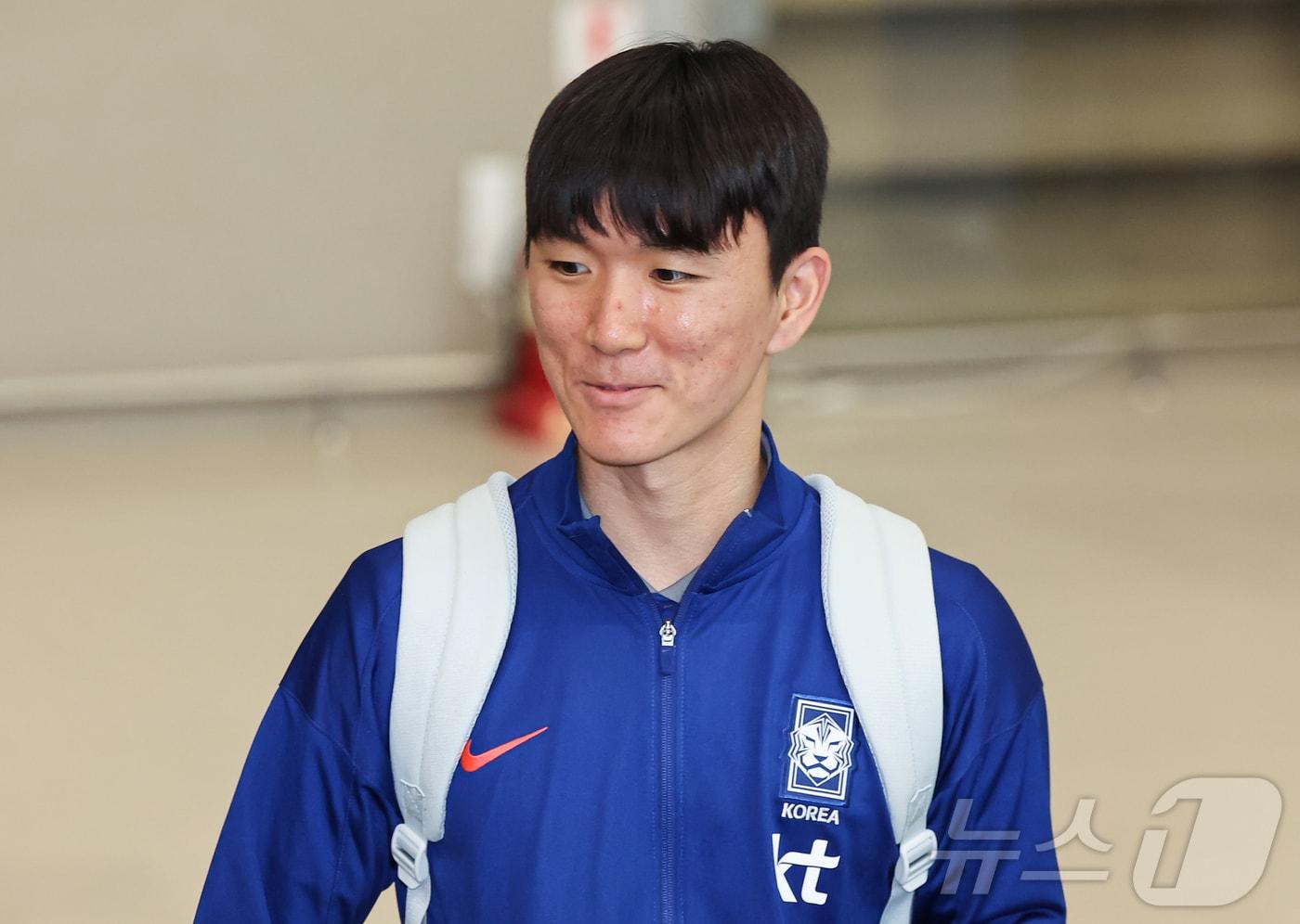 대한민국 축구 국가대표팀 황인범이 7일 오전 인천국제공항 제2터미널을 통해 귀국하고 있다. 대표팀은 지난 6일&#40;한국시간&#41; 싱가포르 내셔널 스타디움에서 열린 싱가포르와의 2026 북중미 월드컵 아시아 2차 예선 C조 5차전에서 7-0 승리를 거뒀다. 2024.6.7/뉴스1 ⓒ News1 김도우 기자