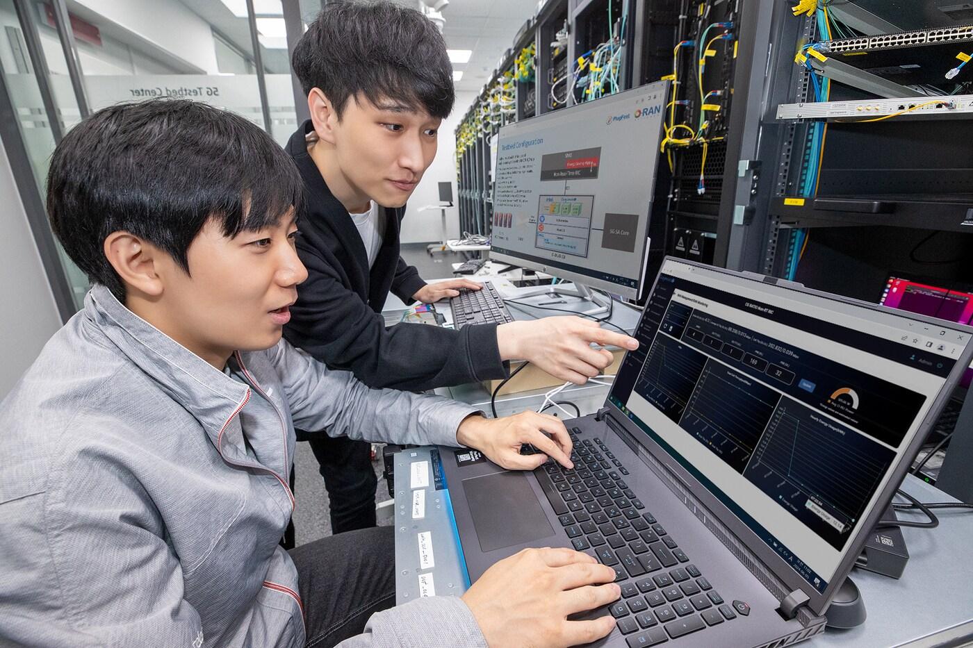 KT 연구원이 판교 5G 테스트베드 센터에서 오픈랜 통신 환경에서 전력을 절감할는 기술을 검증하고 있다.&#40;KT 제공&#41;