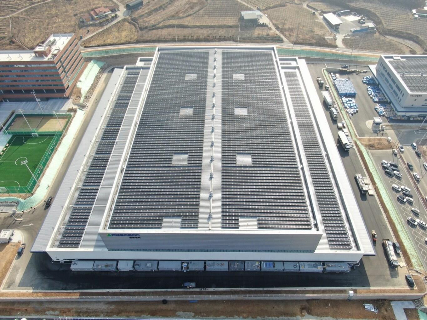 현대엘리베이터 충주 스마트 캠퍼스 내 물류센터 지붕에 설치된 태양광 발전시설&#40; 현대엘리베이터 제공&#41;