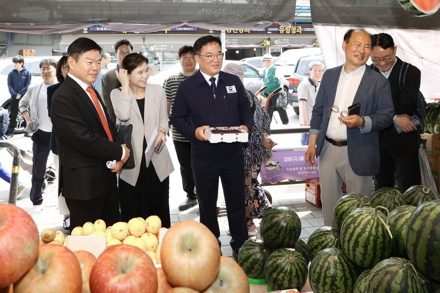 백원국 국토부 2차관이 7일 청량리종합시장을 찾아  &#39;&#39;우리시장 빠른배송 서비스&#39; 운영현황을 점검하고 있다./국토부 제공