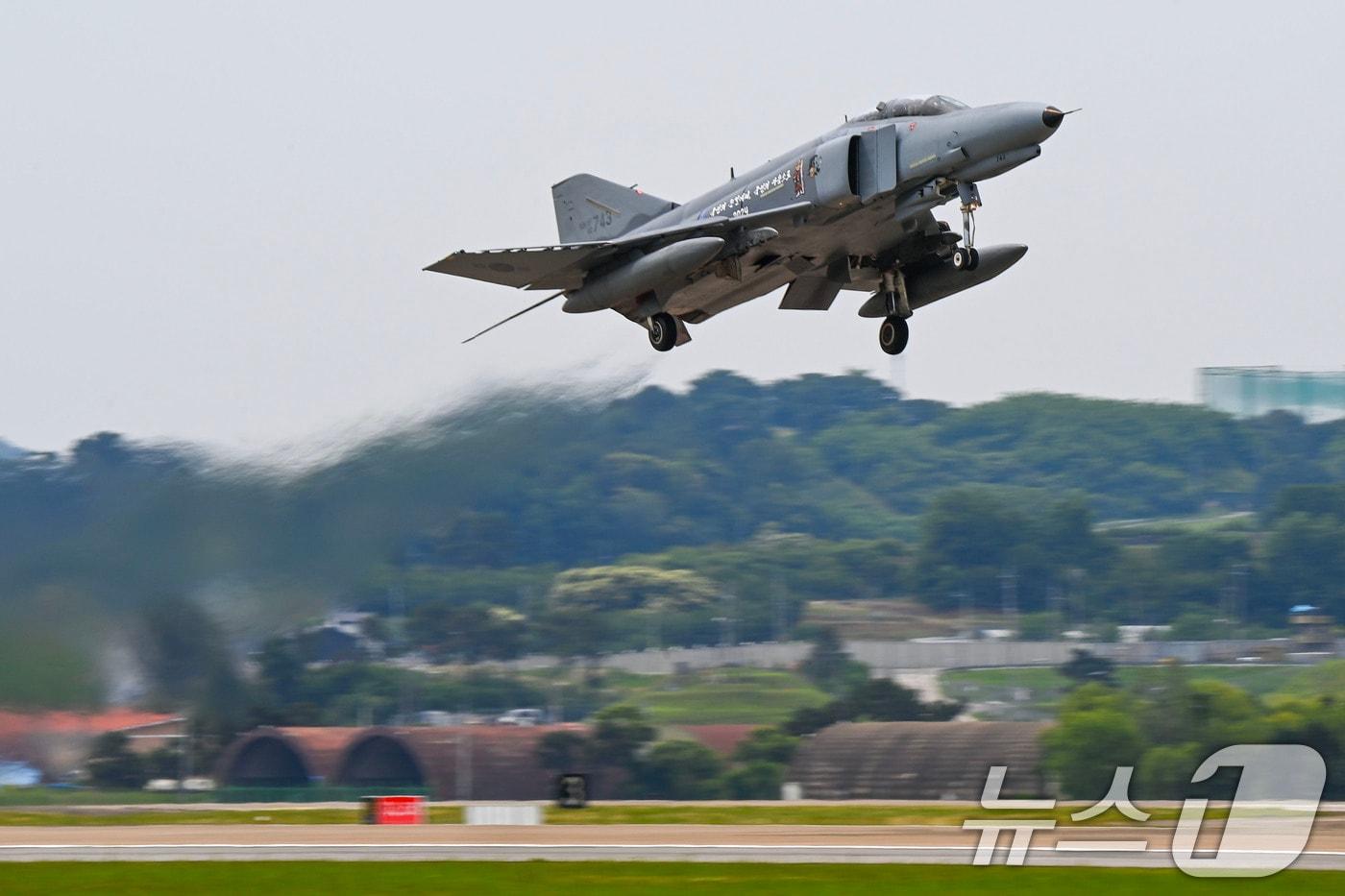 공군의 F-4E 팬텀 전투기가 7일 공군 수원기지에서 거행된 퇴역식에서 신원식 국방부 장관의 출격명령을 받고 마지막 비행임무를 위해 힘차게 이륙하고 있다.&#40;공군 제공&#41; 2024.6.7/뉴스1