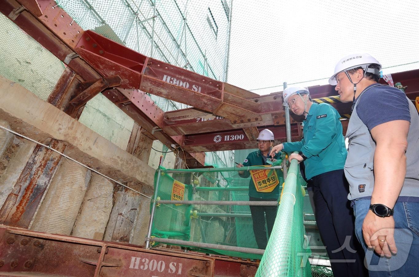 유성훈 구청장이 급경사로와 공사현장을 둘러보고 있다. &#40;금천구 제공&#41;ⓒ 뉴스1