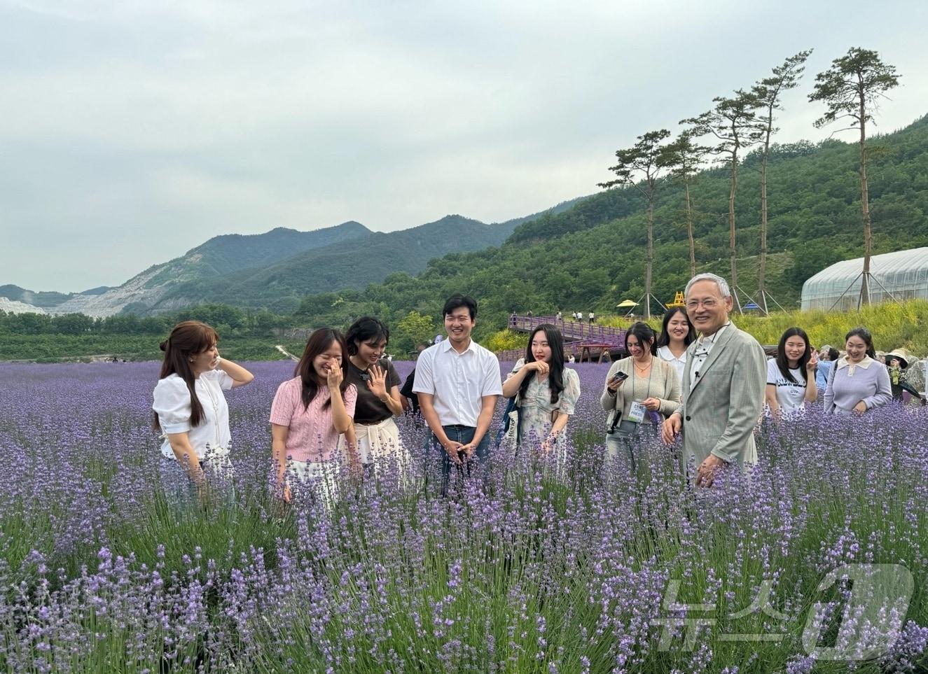 유인촌 문화체육관광부 장관이 청년 직원들과 함께 무릉별유천지 라벤더 밭을 둘러보고 있다. ⓒ 뉴스1 김형준 기자