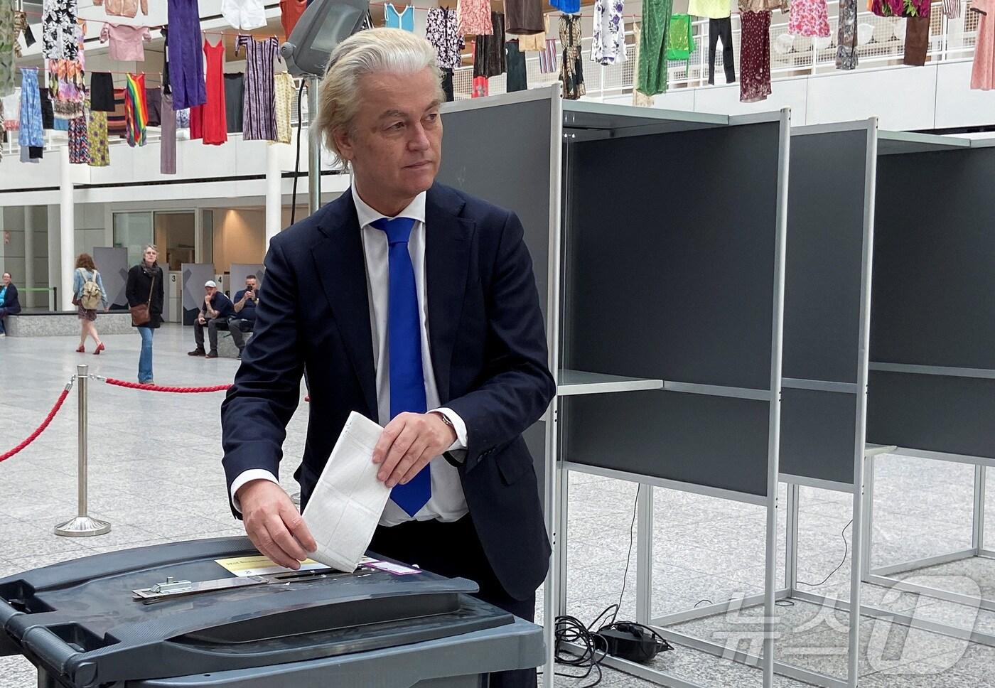 헤이르트 빌더르스 네덜란드 자유당 대표가 6일&#40;현지시간&#41; 네덜란드 헤이그에서 열린 EU 의회 선거 투표소에서 투표 용지를 넣고 있다. 2024.06.06 ⓒ 로이터=뉴스1 ⓒ News1 정지윤 기자