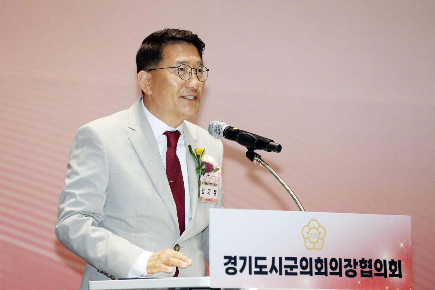 김기정 경기도시군의회의장협의회 회장&#40;수원시의회 의장&#41;이 6월7일 수원컨벤션센터에서 열린 &#39;경기도시군의회의장협의회 의정대상 및 지방의정봉사상 수여식&#39;에 참석해 발언하고 있다. &#40;수원시의회 제공&#41; 2024.6.7/뉴스1 ⓒ News1 김기현 기자