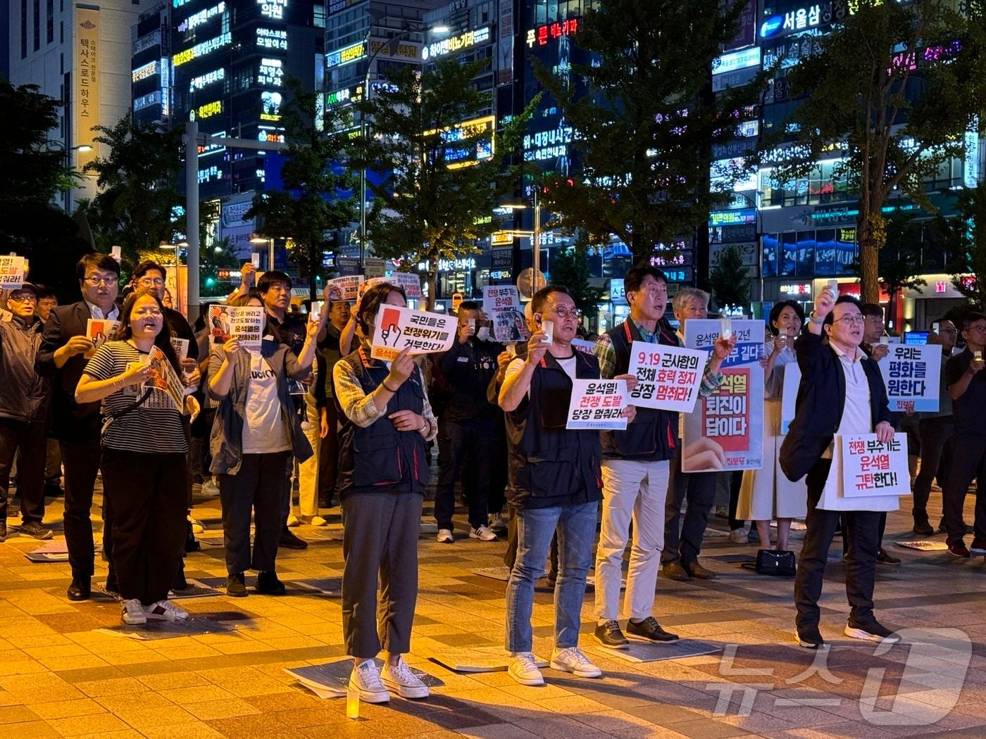 9.19 군사합의 효력정지 규탄 울산 촛불집회가 7일 울산 롯데백화점 광장에서 열렸다.ⓒ News1 김세은 기자