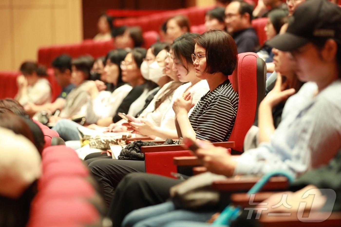 8일 오전 경기 화성시 동탄복합문화센터 반석아트홀에서 열린 &#39;2024 화성시 진학설명회&#40;2차 입시설명회&#41;&#39;에 참석한 학부모들.