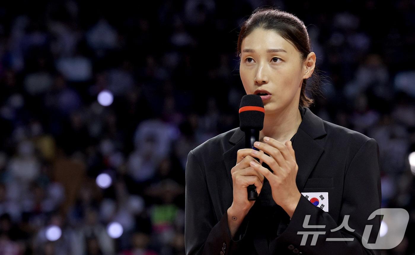 8일 오후 서울 송파구 잠실실내체육관에서 열린 KYK INVITATIONAL 2024에서 김연경이 국가대표 은퇴 소감을 밝히고 있다. 2012 런던 올림픽과 2020 도쿄 올림픽 준결승 진출을 이끈 김연경은 이날 경기를 끝으로 국가대표를 은퇴하고 오는 9일 세계 여자배구 올스타전 이벤트 경기를 갖는다. 2024.6.8/뉴스1 ⓒ News1 장수영 기자