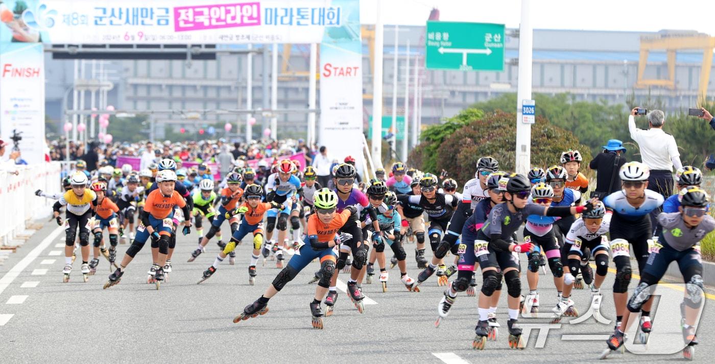 제8회 군산새만금 전국인라인 마라톤대회가 열린 지난 9일 전북자치도 군산시 새만금 방조제 일원에서 참가자들이 열띤 레이스를 펼치고 있다. 2024.6.9/뉴스1 ⓒ News1 유경석 기자