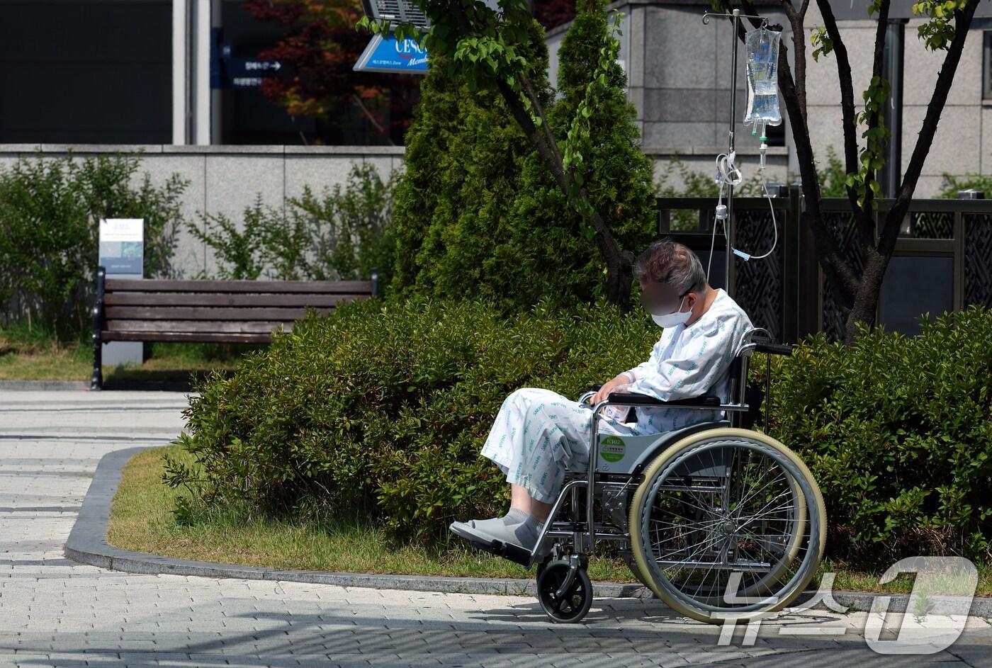 서울 시내 한 대학병원에서 휠체어를 탄 환자가 건물 밖에서 시간을 보내고 있다. 2024.6.9/뉴스1 ⓒ News1 박정호 기자