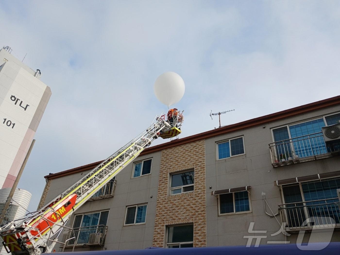 9일 오전 5시 32분쯤 인천 미추홀구 학익동 한 빌라 옥상에 떨어진 북한 대남 오물풍선.&#40;인천소방본부 제공&#41;2024.6.9/뉴스1 ⓒ News1 박소영 기자