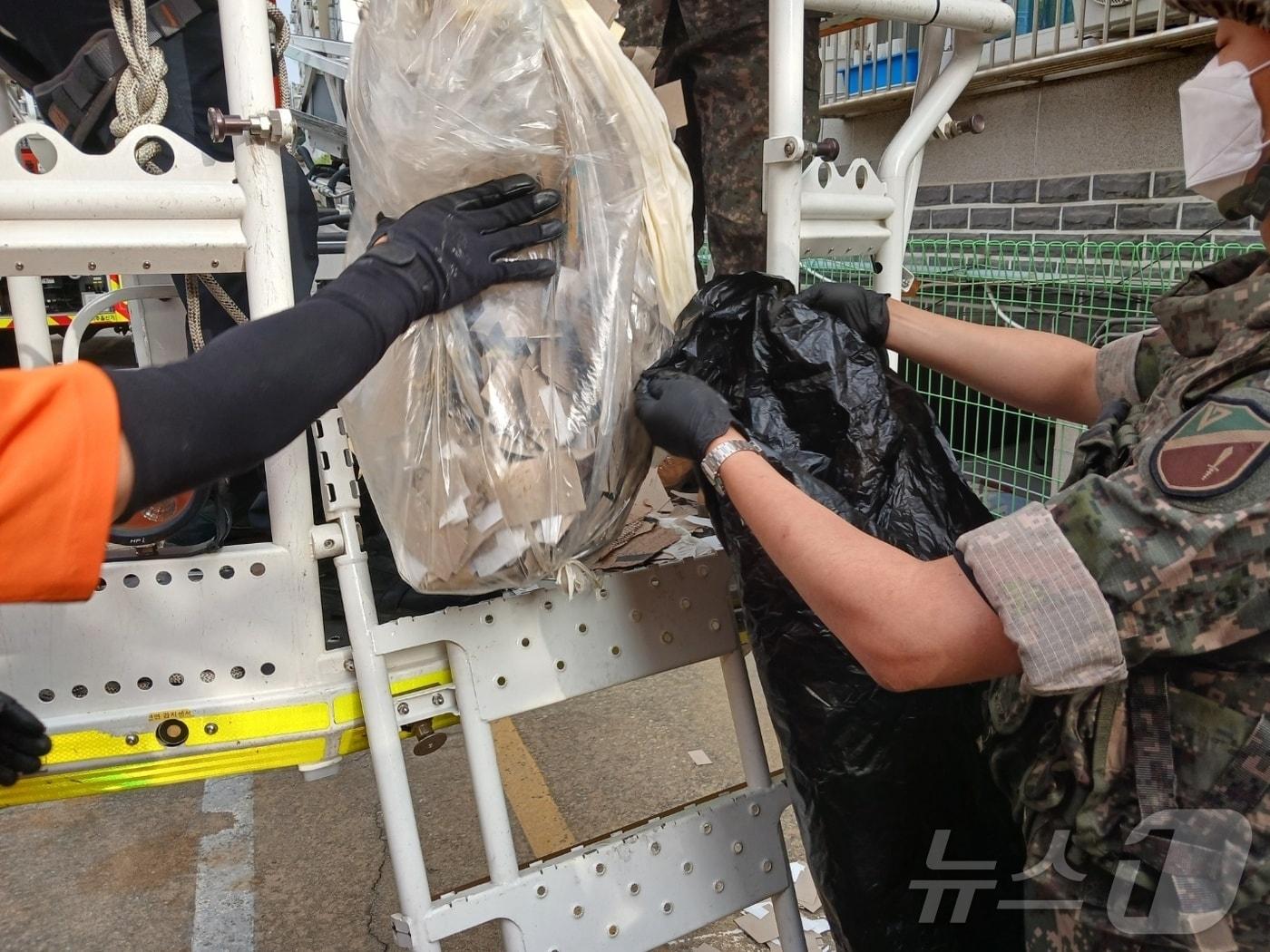 인천소방이 9일 인천 미추홀구 학익동 발견된 오물풍선을 군에 인계하고 있다.&#40;인천소방본부 제공&#41; ⓒ News1 박소영 기자