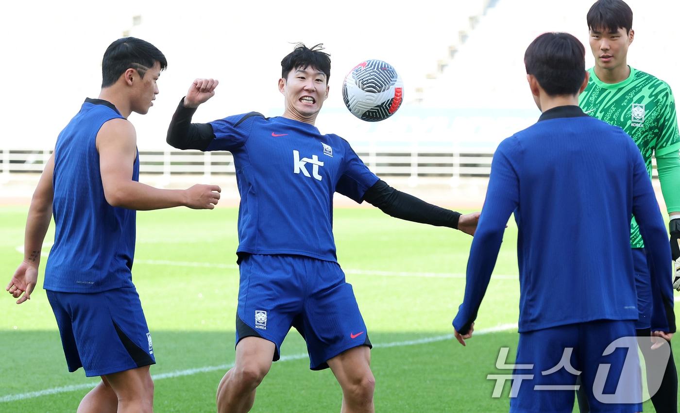 대한민국 축구대표팀 손흥민이 9일 오후 경기 고양시 고양종합운동장에서 2026 국제축구연맹&#40;FIFA&#41; 북중미 월드컵 아시아 지역 2차 예선 중국전을 앞두고 동료 선수들과 훈련을 하고 있다. 한편 축구 국가대표팀은 지난 6일 싱가포르를 7대0으로 대파하고 3차 예선 진출을 확정했다. 2024.6.9/뉴스1 ⓒ News1 김진환 기자